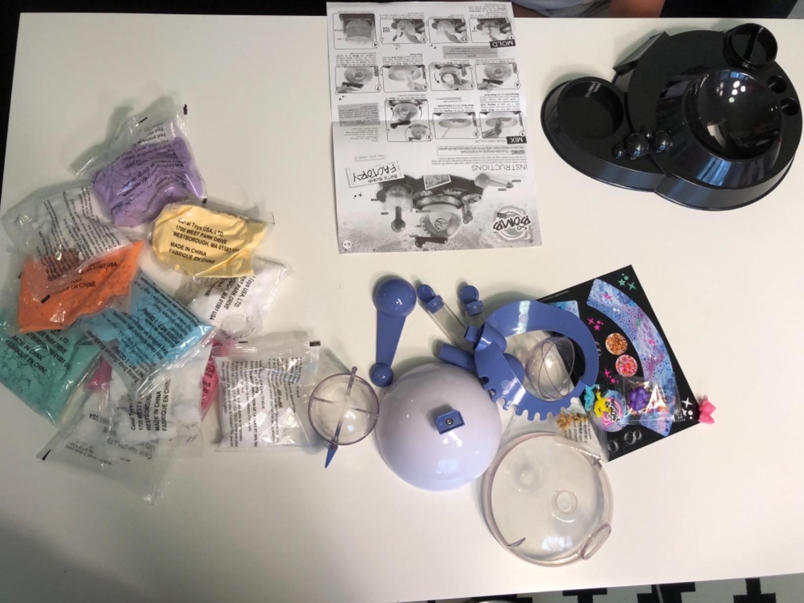 Canal Toys So Bomb DIY - Bath Bomb Factory, Makes 6 Bath Bombs, 4 Surprise Figures, Just Add Water! customer photo 1