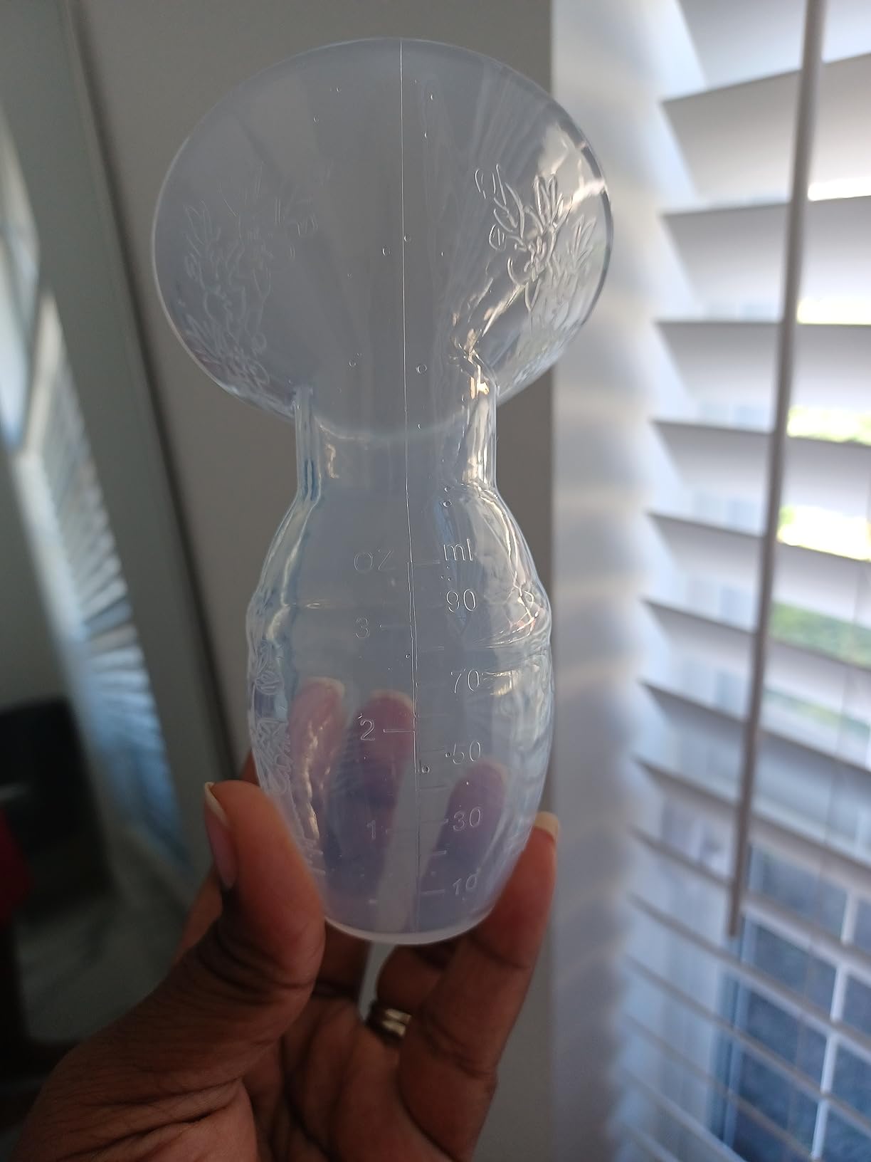 Bumblebee Manual Breast Pump with Breastfeeding Milk Saver Stopper & Lid in Gift Box Food Grade Silicone BPA PVC and Phthalate Free 3.04oz/90ml customer photo 2