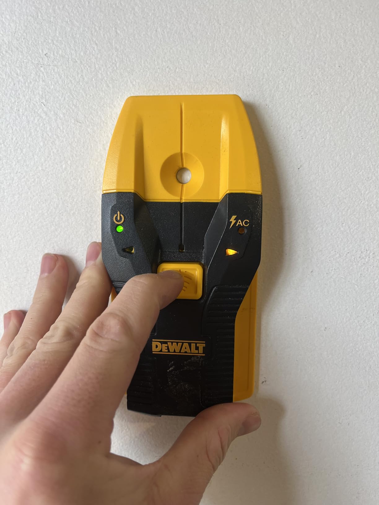 DEWALT Stud Finder, 3/4 Inch, Locate Framing Studs Efficiently with LED Arrows, Ideal for Wood and Metal, AAA Batteries Included (DW0100) customer photo 1