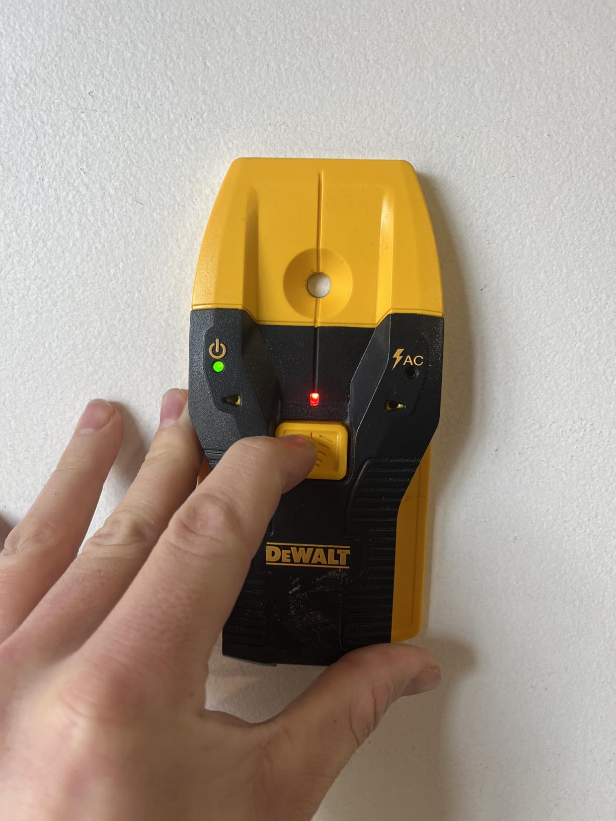 DEWALT Stud Finder, 3/4 Inch, Locate Framing Studs Efficiently with LED Arrows, Ideal for Wood and Metal, AAA Batteries Included (DW0100) customer photo 2