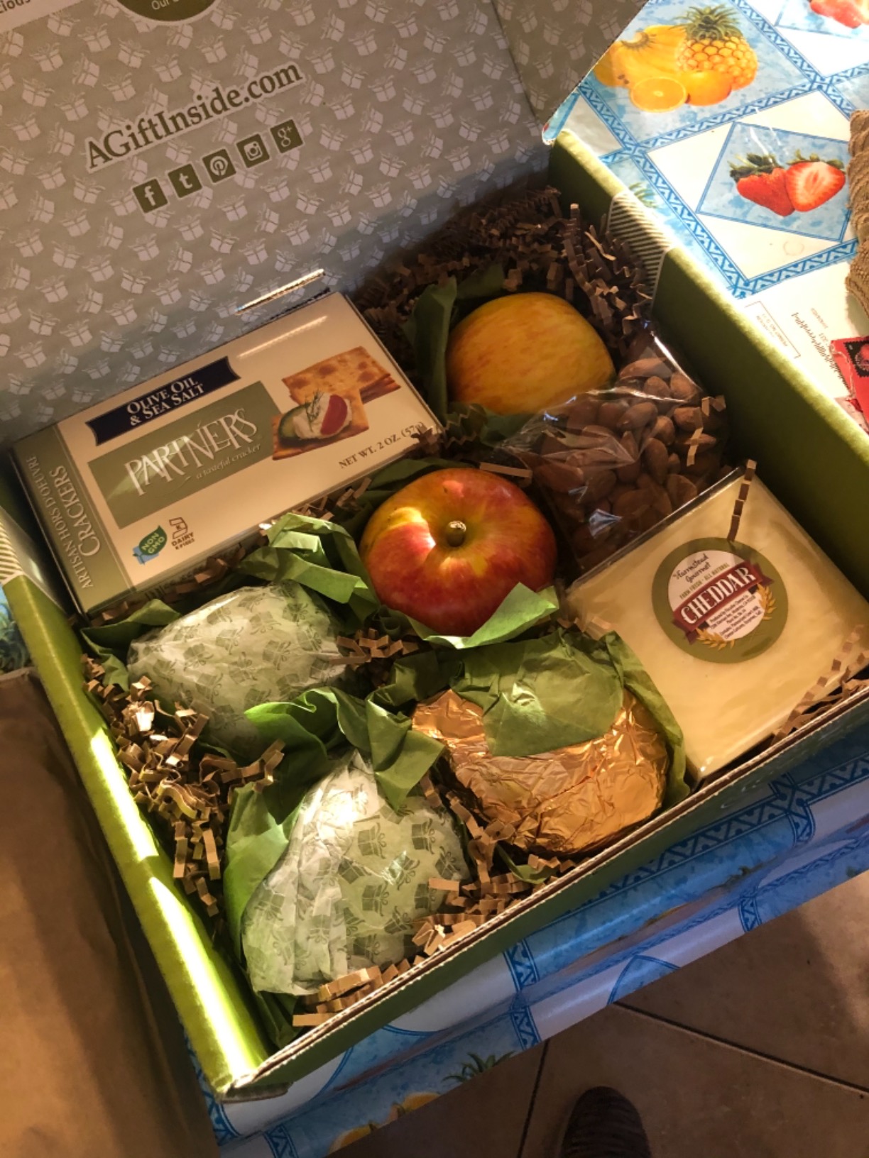 A Gift Inside Perfect Pairings Deluxe Fruit, Cheese and Gourmet Box customer photo 1