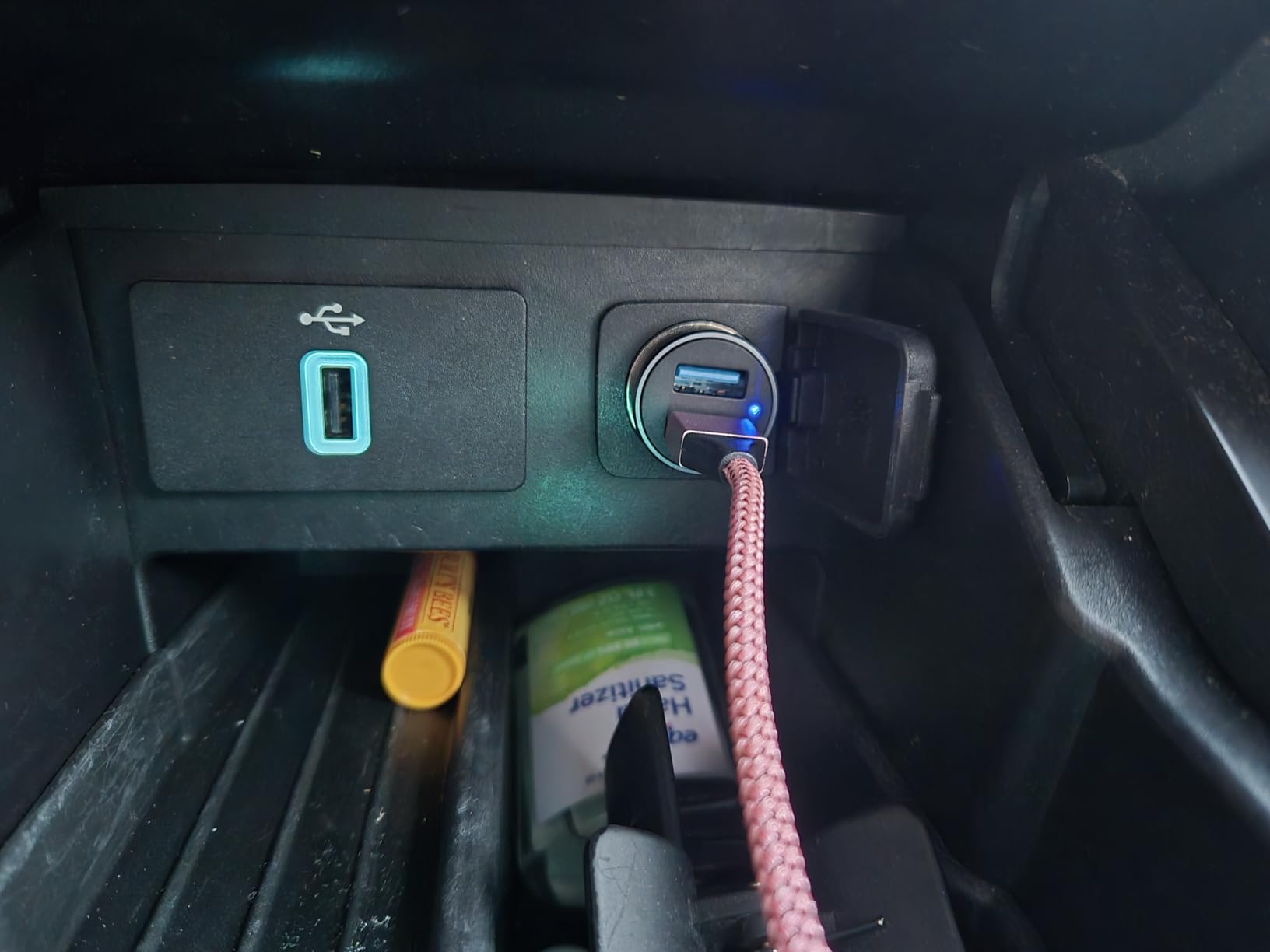 Anker 320 Car Charger (24W II), Mini Aluminum Alloy Dual USB with Blue LED for iPhone16 15 14 13 12 Series, iPad Pro/Air 2/Mini, Galaxy and More - Not Compatible with Quick Charge (Black) customer photo 2