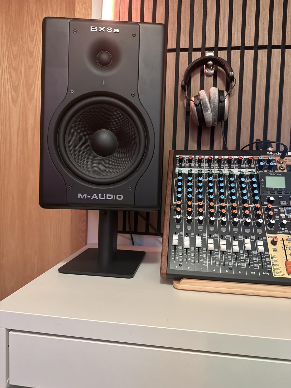 Kanto SP6HD Desktop Speaker Stands for Medium/Large Bookshelf Speakers and Mid-Size/Full-Size 4 to 7 Inch Studio Monitors | 6 Inch Tall | Black | Pair customer photo 1
