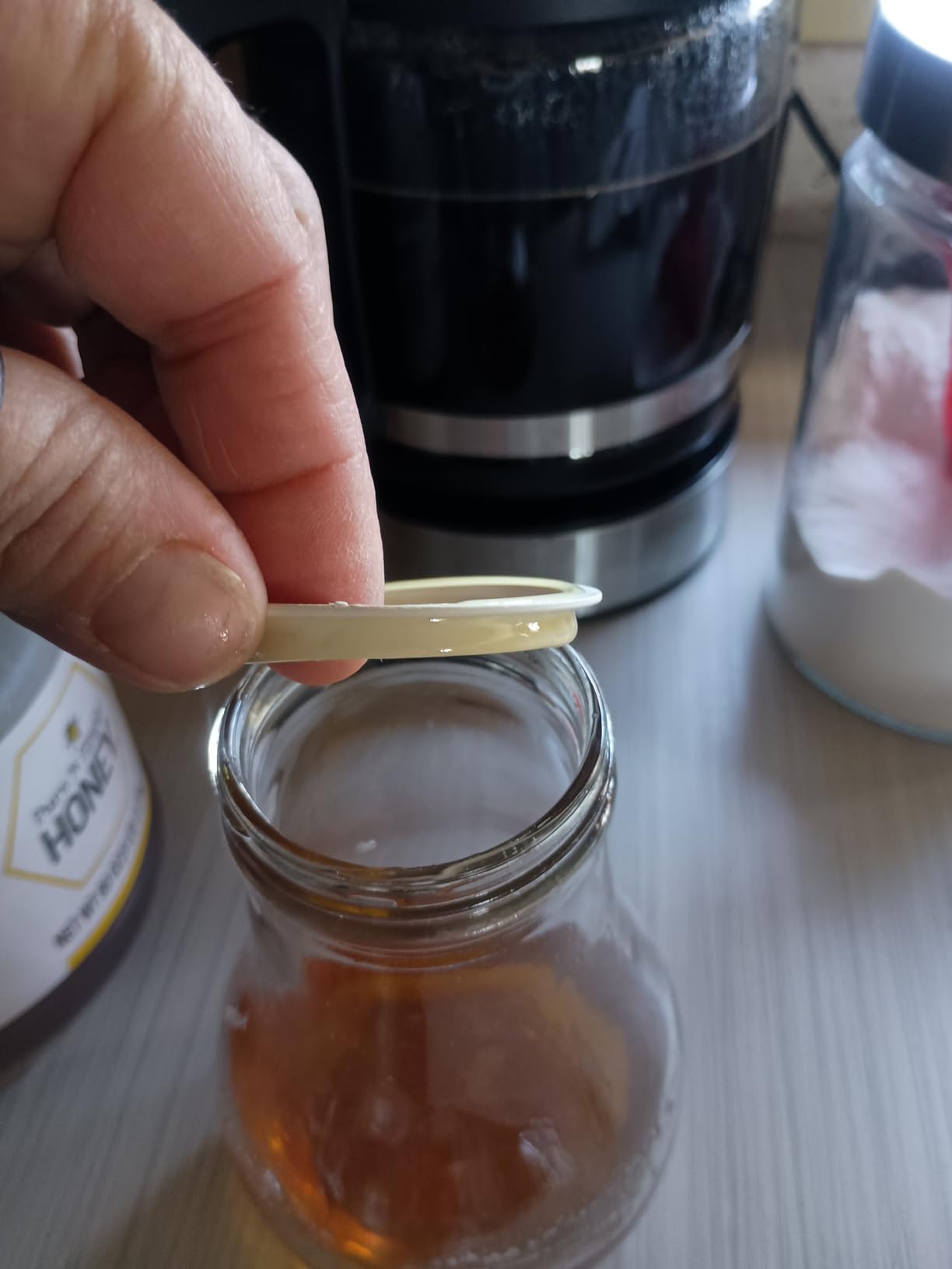 EHOMEA2Z Commercial-Grade Tempered Glass Honey Dispenser, 14 Ounce Honey Jar with Metal Top, Kitchen Essential Honey Jars, Convenient Honey Container, Leak-Proof Glass Honey Dispenser (1, 14 Oz) customer photo 1