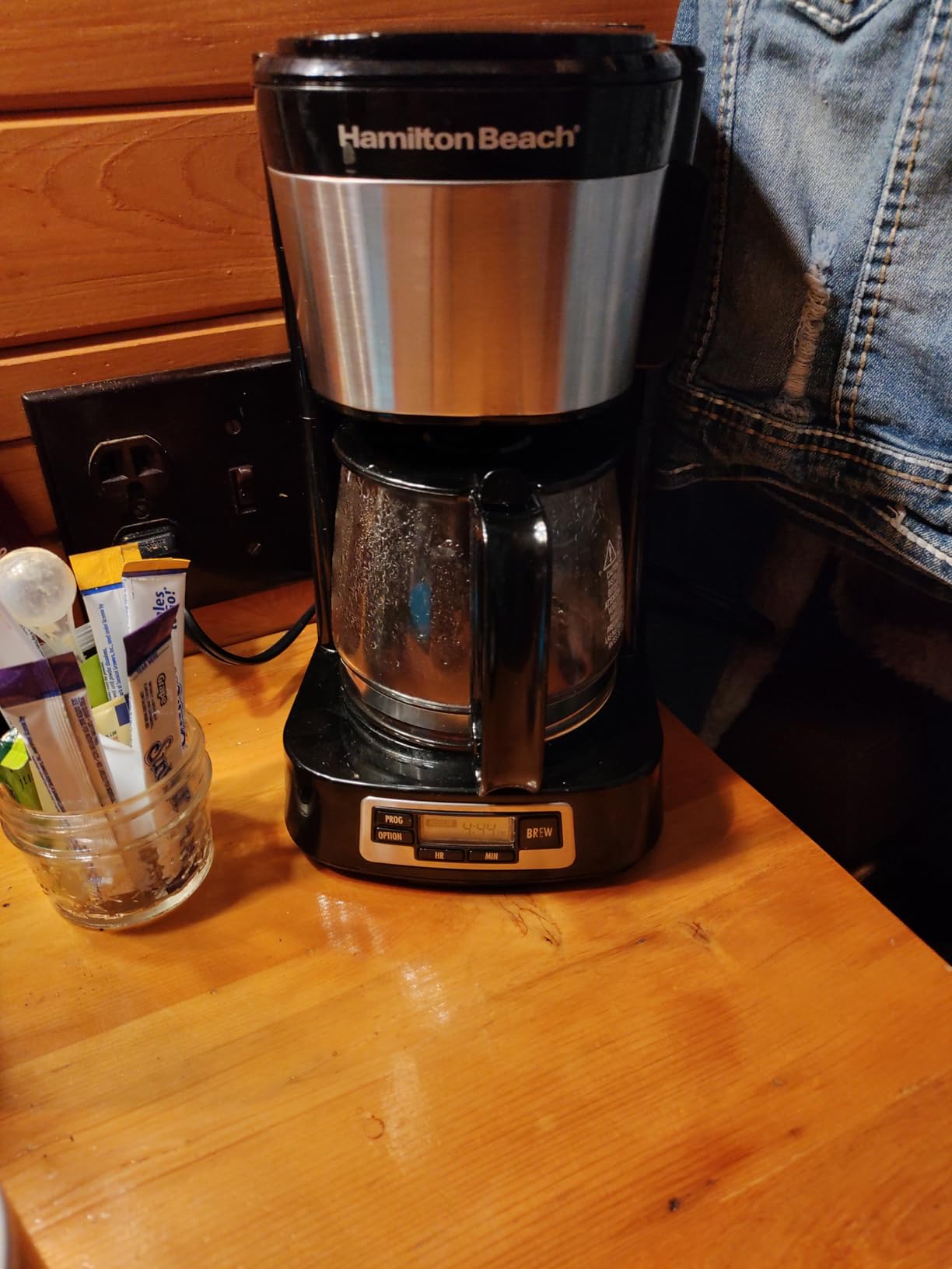 Hamilton Beach 5 Cup Drip Coffee Maker with Easy FrontFill Basket, Compact Design, Programmable Clock, Glass Carafe, Auto Pause and Pour, Black & Stainless Steel (46111) customer photo 2