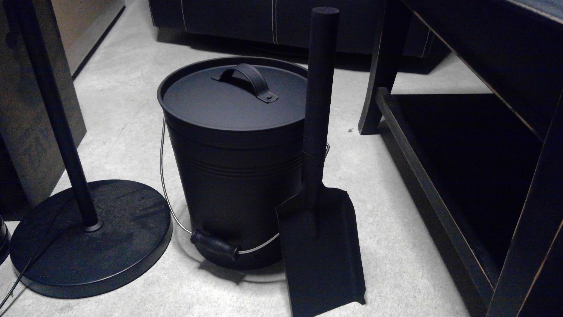 INNO STAGE Ash Bucket with Lid and Wood Handle Coal Shovel, Ash Carrier Pail Fireplace Tools, Fire Pit, Wood Burning Stove Black customer photo 1