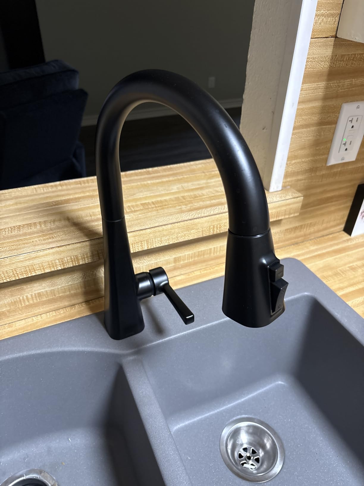 Delta Lenta Brushed Nickel Kitchen Faucet with Pull Down Sprayer, Modern Single Hole Kitchen Sink Faucet, Single Handle, SpotShield Stainless 19802Z-SP-DST customer photo 1