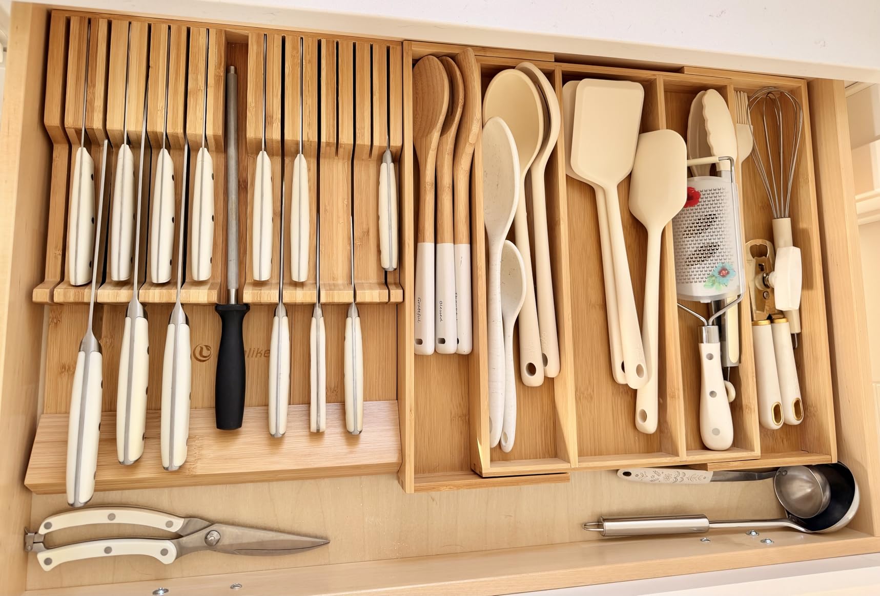 Utoplike Bamboo Expandable Kitchen Drawer Organizer, Adjustable Utensil Holder and Cutlery Tray Organiser, Drawer Divider for Silverware, Flatware, Knives in Kitchen, Bedroom, Living Room, 5 Slot customer photo 2