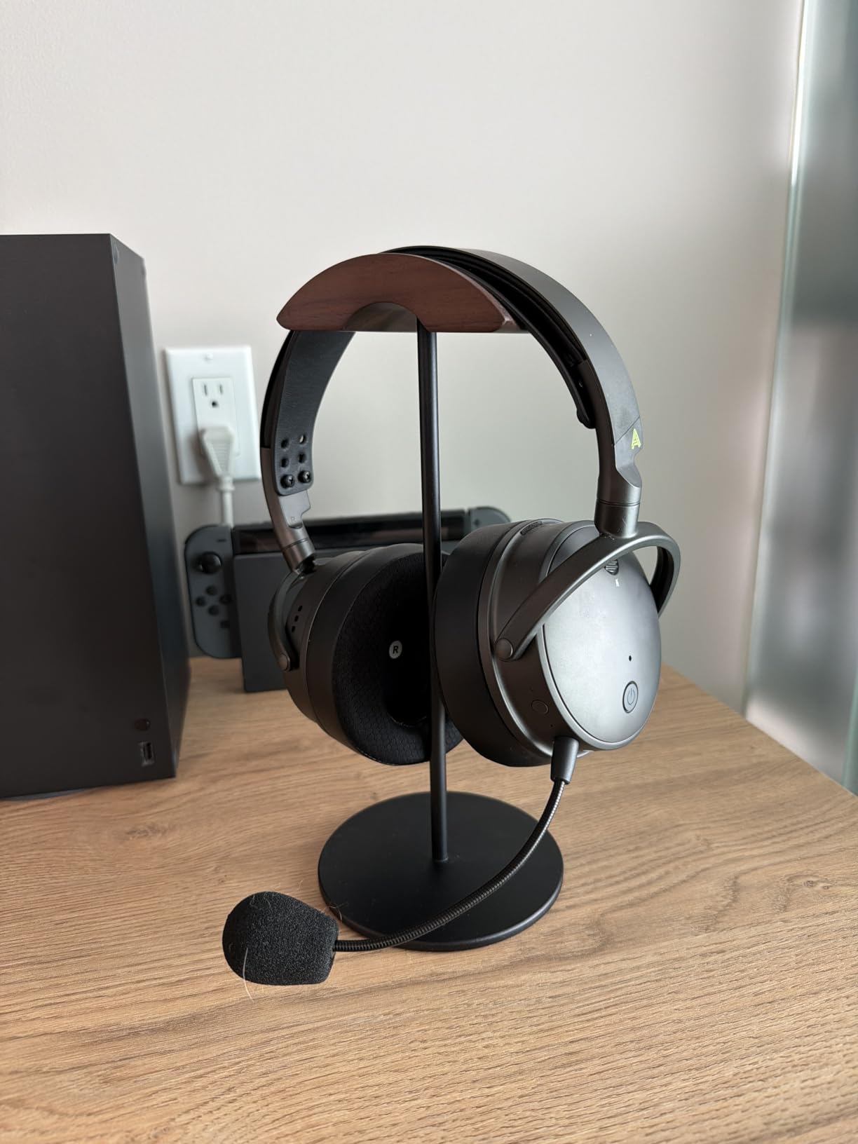 Headphone Stand, Walnut Wood & Aluminum Headset Stand, Nature Walnut Gaming Headset Holder with Solid Heavy Base for All Headphone Sizes (Black) customer photo 2