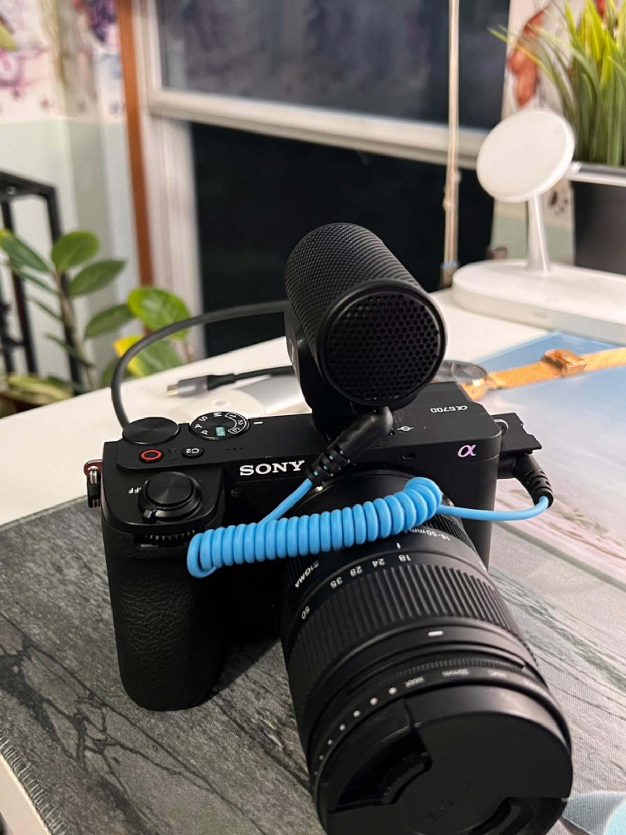 Sennheiser Professional MKE 200 Directional On-Camera Microphone with 3.5mm TRS and TRRS Connectors for DSLR, Mirrorless & Mobile customer photo 2