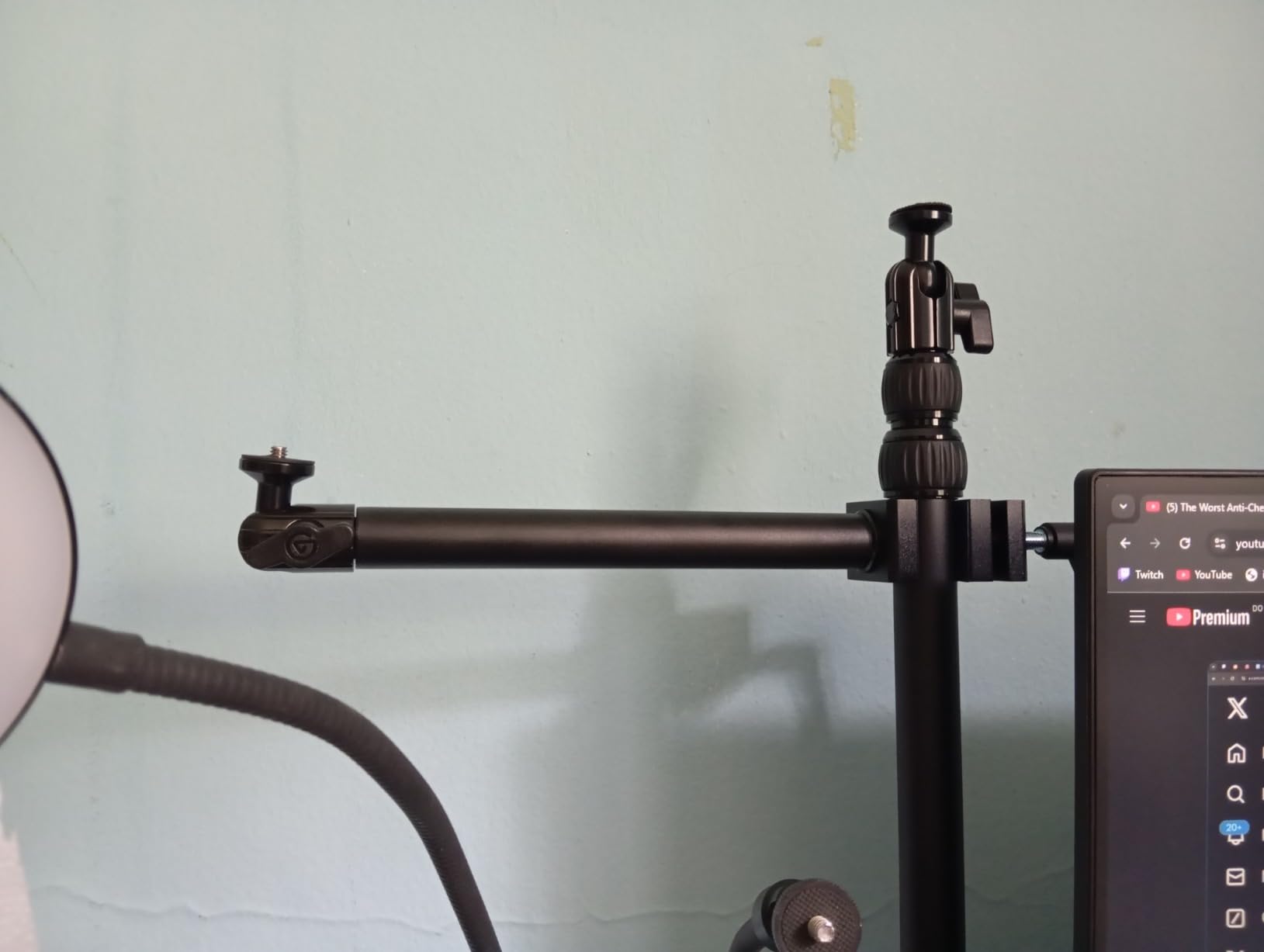 Elgato Solid Arm, Holding Arm with Padded Clamp for Easy Mounting and Adjusting of Lights, Cameras, and Microphones, for Streaming, Videoconferencing, and Studios customer photo 2