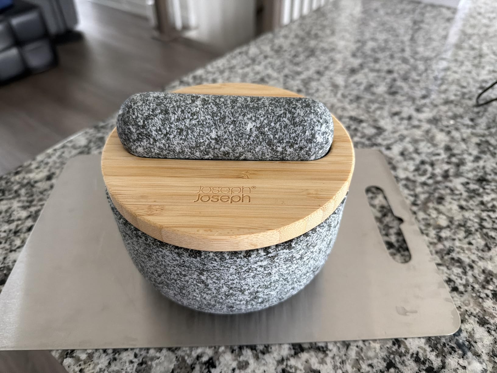 Joseph Joseph Dash Pestle & Mortar Granite Set with Bamboo Lid, Heavy Duty - Grey customer photo 1