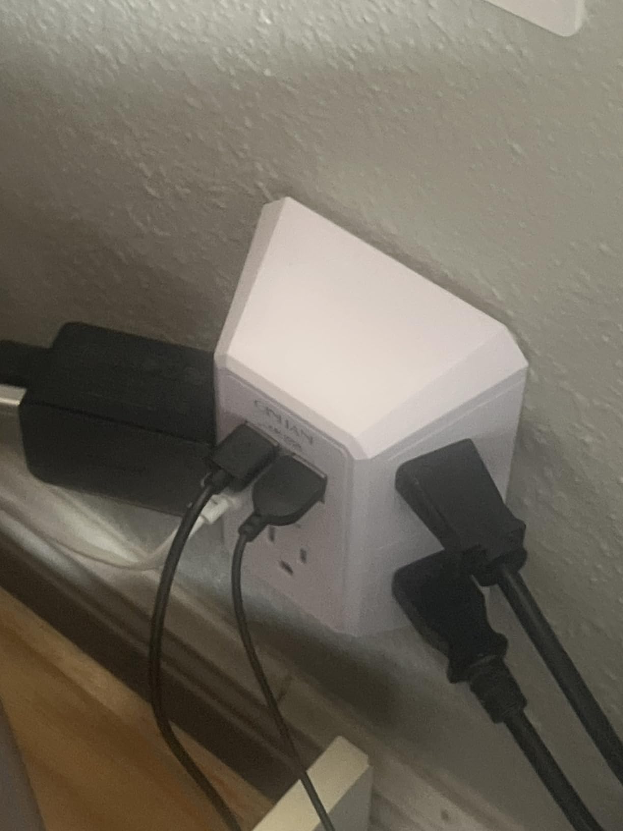 Wall Charger, Surge Protector, QINLIANF 5 Outlet Extender with 4 USB Charging Ports, 3-Sided 1680J Power Strip Multi Plug Adapter customer photo 1