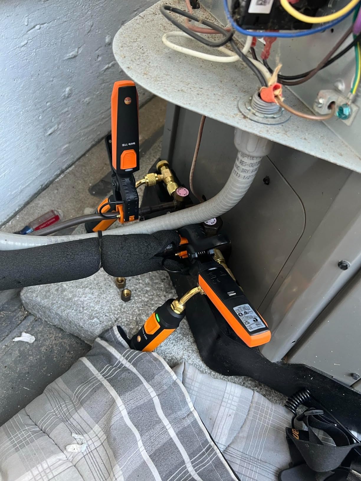 testo 552i Wireless Digital Vacuum Probe - Vacuum Gauge for HVAC Systems with IP54 Protection - 45 Degree Service-Port Design - HVAC Tool for AC/R System Evacuation with Bluetooth and App customer photo 1