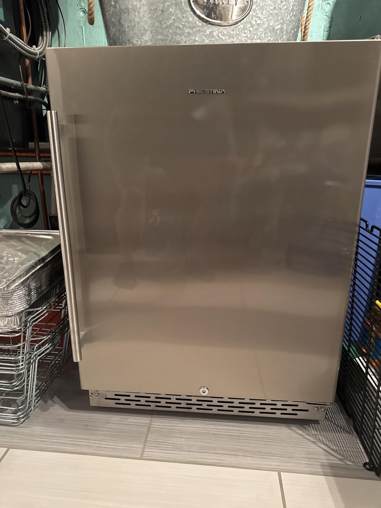 Phiestina 24 inch Indoor/Outdoor Beverage Refrigerator 175 Cans Built-in/Freestanding Beverage Fridge Cooler Lockable Stainless Steel Door Auto Defrost Quiet For Home/Commercial,6 Removable Shelves customer photo 1