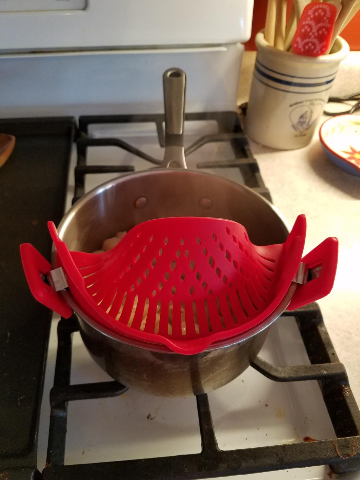 Arlig Clip On Pasta Strainer Silicone Universal Fit for all Pots and Bowls Snap On Drainer for Meat, Vegetables, Fruit Colander for Kitchen Easily Drain Food Space Saving customer photo 1