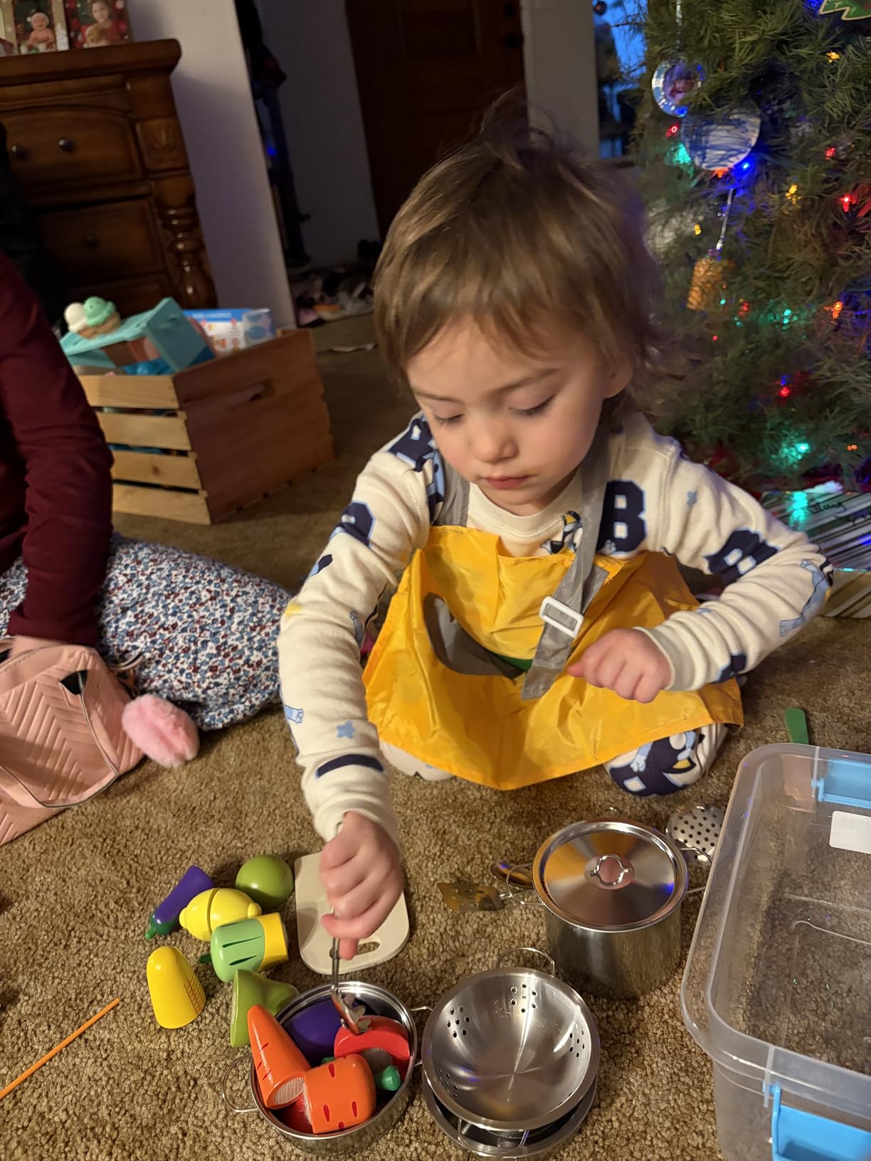 Sundaymot Play Kitchen Accessories, Wooden Play Food, Cooking Set with Stainless Steel Cookware Pots and Pans Utensils, Apron, Chef Hat, Cutting Food Kitchen Playset for Girls and Boys customer photo 2