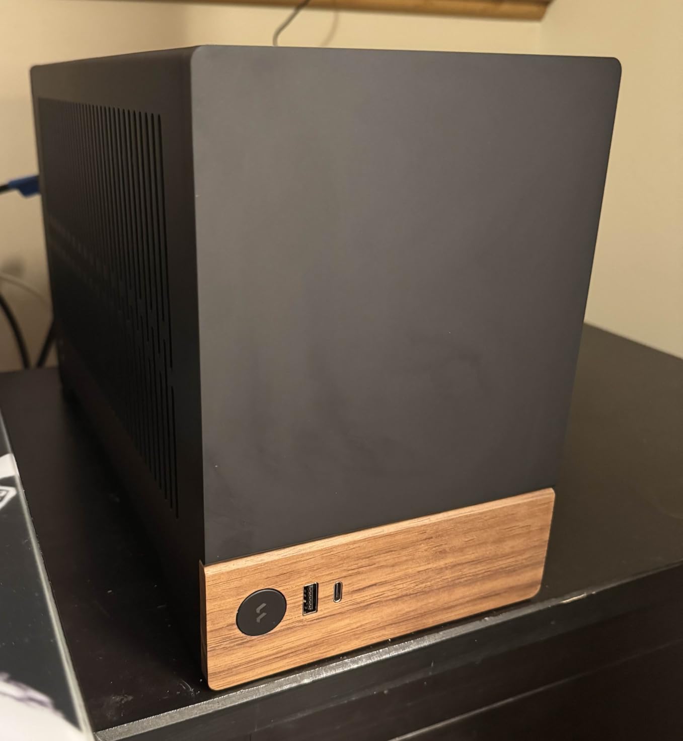 Fractal Design Terra Graphite - Wood Walnut Front Panel - Small Form Factor - Mini ITX Gaming Case, PCIe 4.0 Riser Cable, USB Type-C, Anodized Aluminum Panels customer photo 1