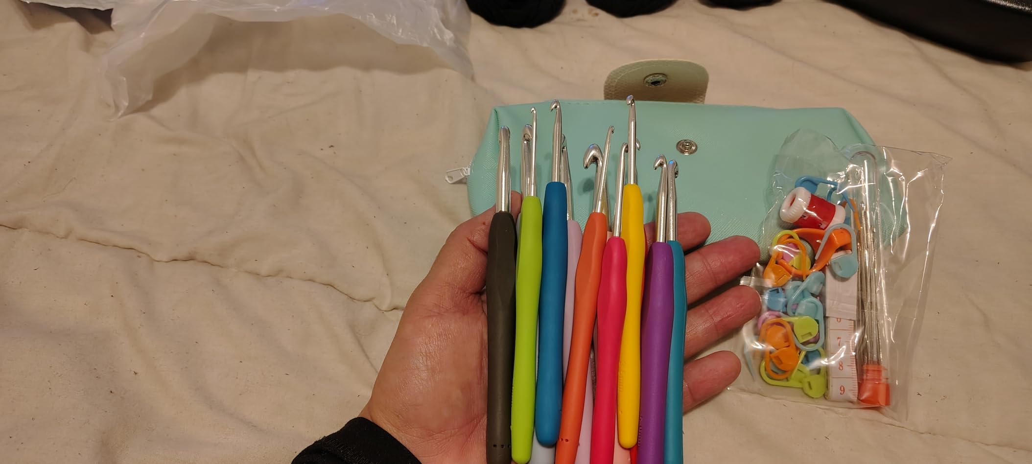 RealPlus Crochet Hooks, 12 Sizes Crochet Hook Set, Crochet Kit for Beginners, Knitting Needles with Ergonomic Handles for Arthritic Hands, Christmas Gifts for Women, Crochet Needles with Blue Case customer photo 1