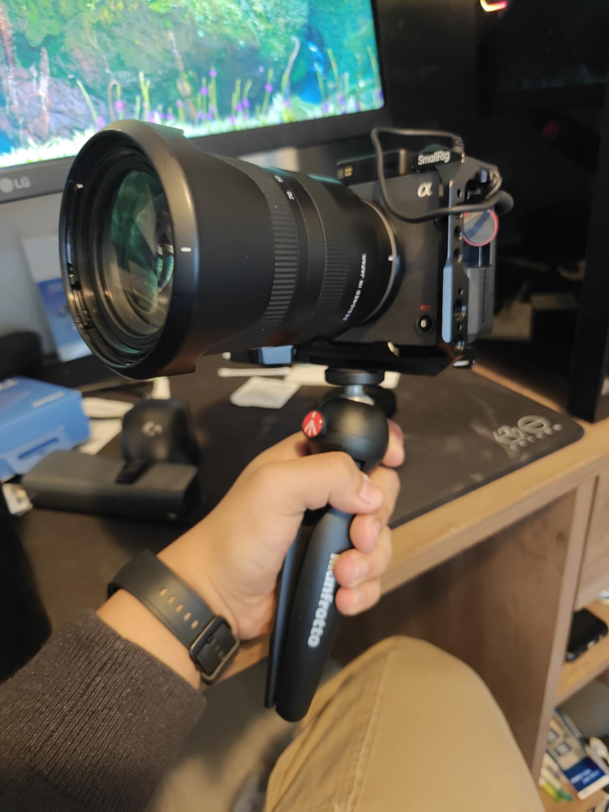 Manfrotto MTPIXIMII-B, PIXI Mini Tripod with Handgrip for Compact System Cameras customer photo 1