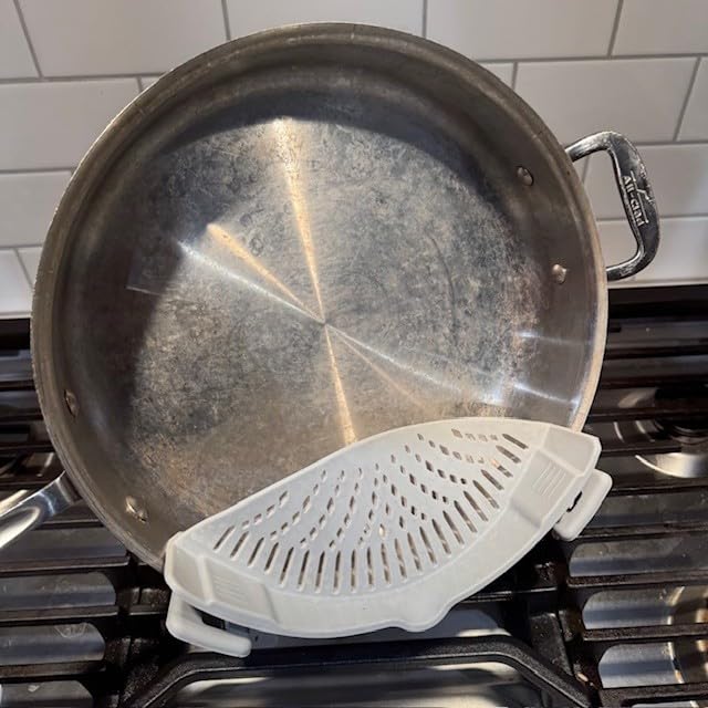 YEVIOR Clip on Strainer for All Pots Pan, Silicone Pasta Strainer Kitchen Gadgets, Collapsible Colander for Noodle, Vegetables, Fruit, Spaghetti (Grey) customer photo 2