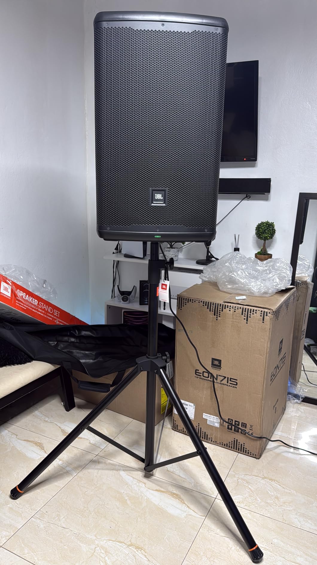 JBL Professional EON712 Powered PA Speaker, Loudspeaker with Bluetooth, 12 inch, 1300 Watt customer photo 1