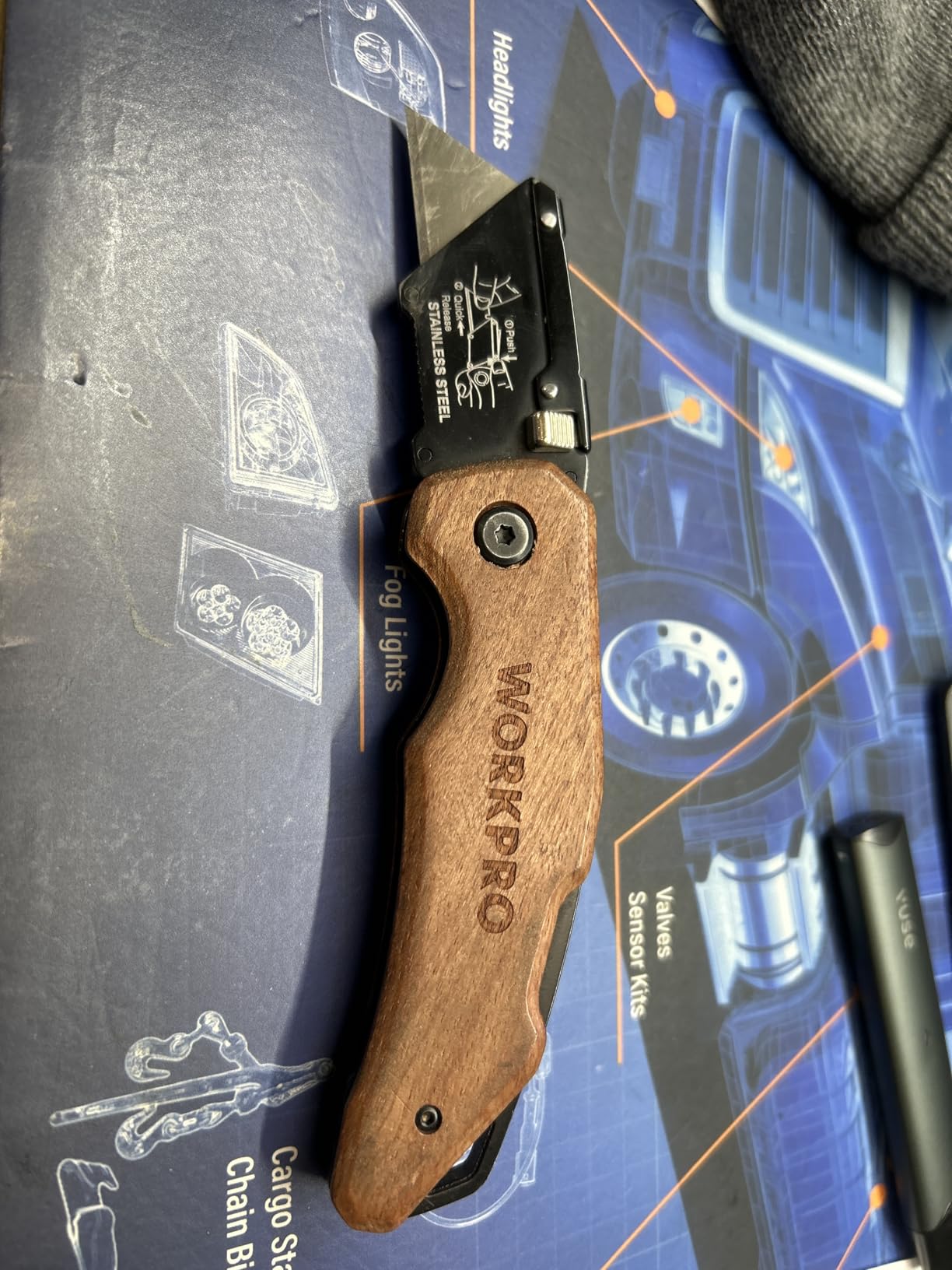 WORKPRO Folding Utility Knife with Stainless Steel Head, Quick-change Blade & Back Lock, Wood Handle Heavy Duty Box Cutter, 1PC Razor Knife with Extra 10PC SK5 Blades customer photo 1