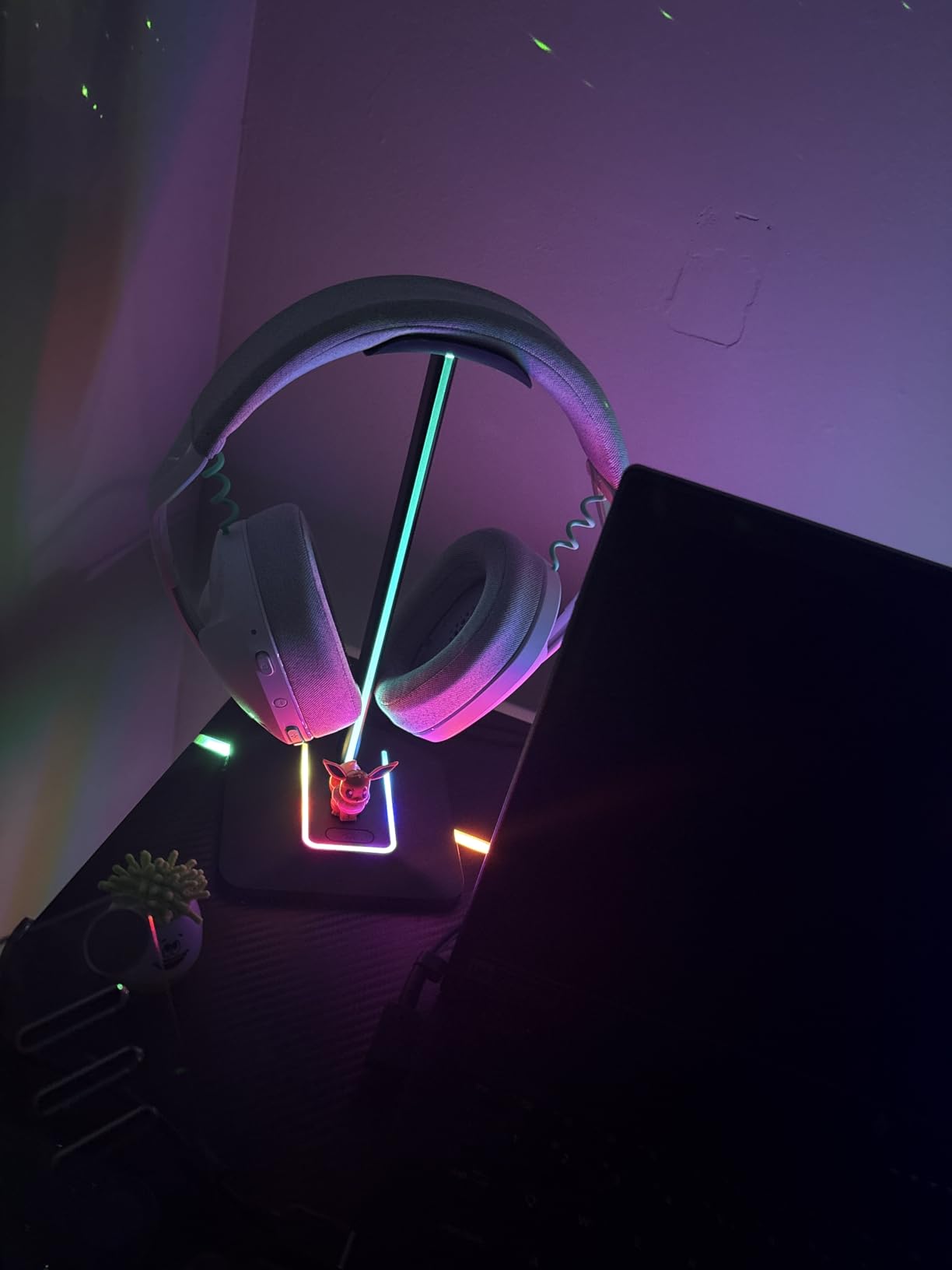 New bee RGB Headphone Stand with 1 USB-C Charging Port and 1 USB Charging Port, Desk Gaming Headset Stand with 7 Light Modes for All Earphone Accessories (Black) customer photo 1