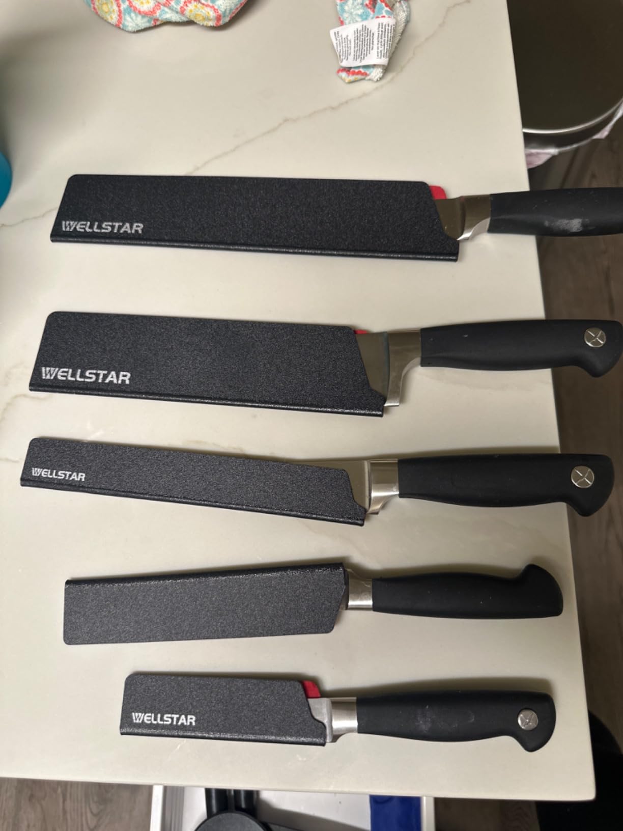 WELLSTAR Knife Edge Guards Set, 8 Piece Universal Blade Covers, BPA Free ABS Protective Blade Sheaths, Non-Scratch Felt Lining Kitchen Knives Covers customer photo 2