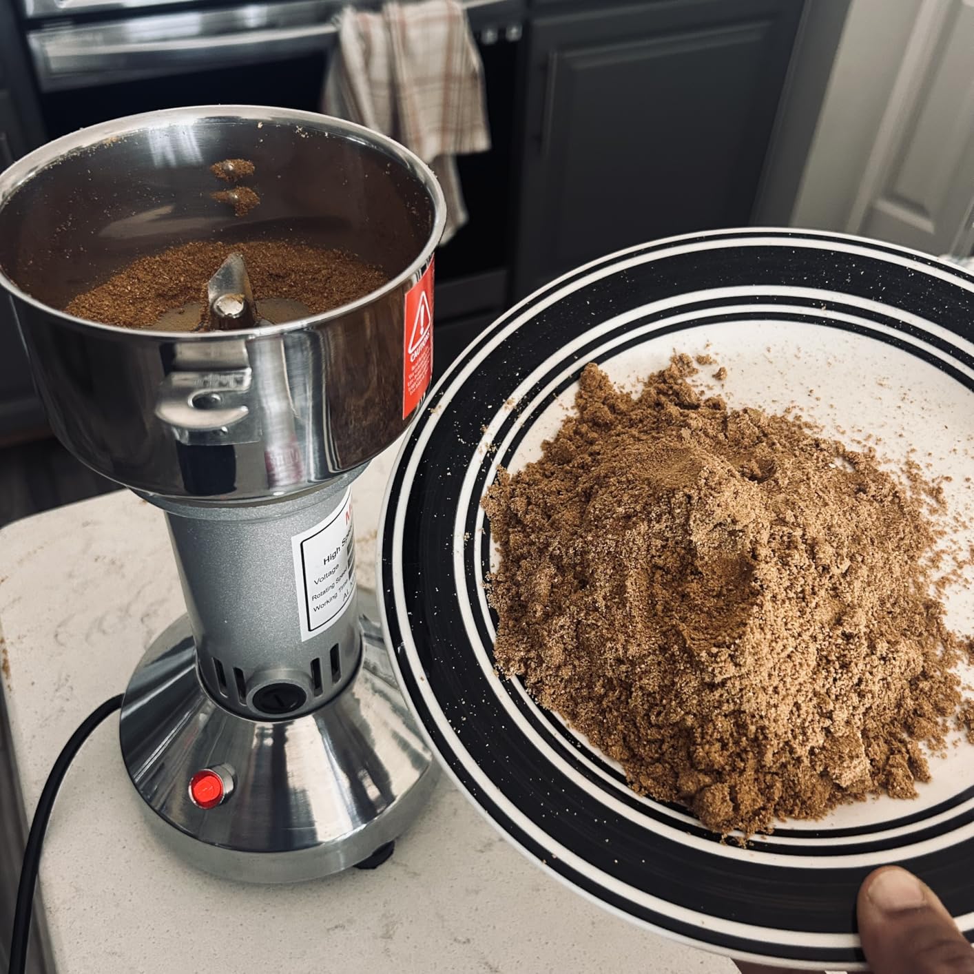 LEJIEYIN Electric herb Grinder 550g High Speed Electric Stainless Steel Spice Flour Mill Herb Grinder Powder Machine for Dry Food Grin customer photo 2