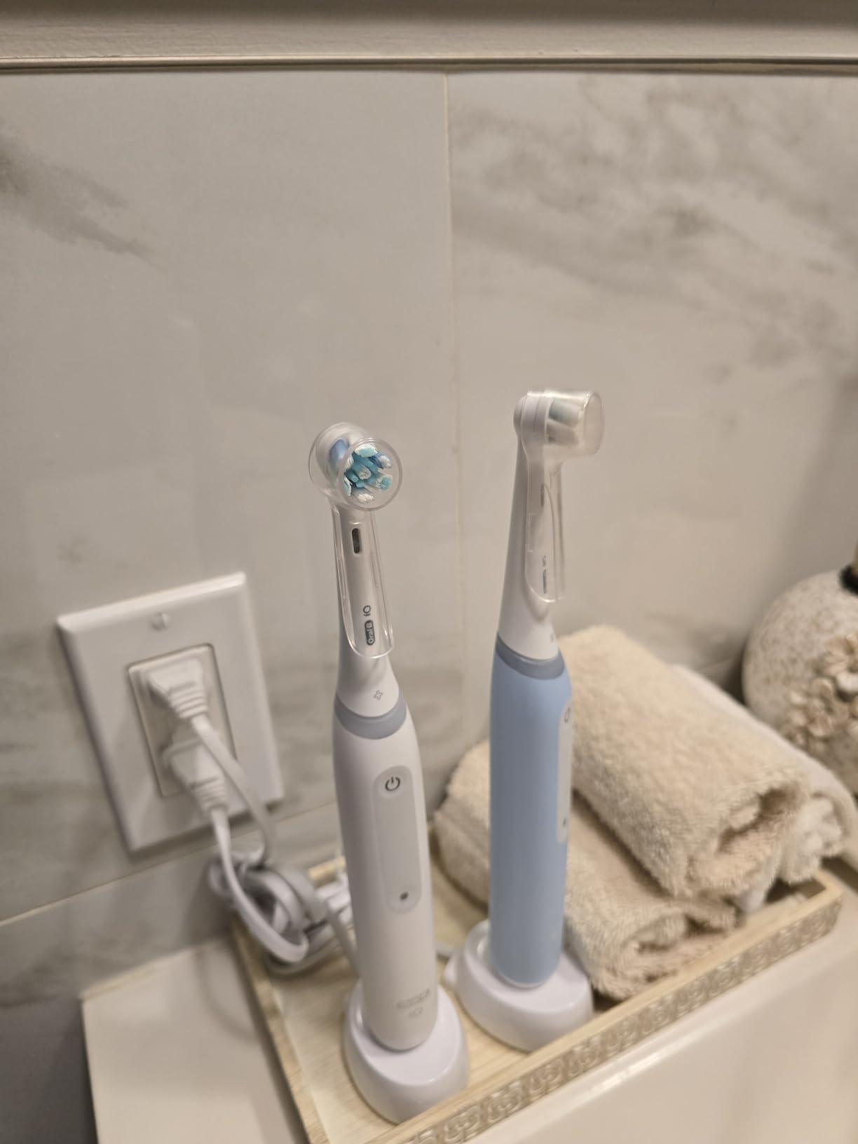 Oral-B Rechargeable Electric Toothbrush, iO3 Limited Deep Clean, 3 Cleaning Modes, Visual Pressure Sensor, 2 Brush Heads, Travel Case, White customer photo 2