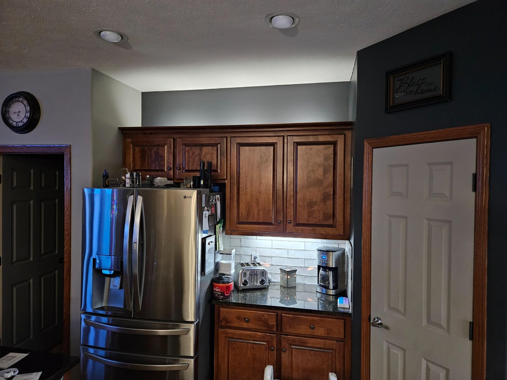 Under Cabinet LED Lights Kit. RGB Color Changing & Super Bright White Lighting. Dimmable with Remote. 6 pcs Linkable LED Light Strips with Power Supply, Extension Cords. Plug in. Max 24W. RGB + 5000K. customer photo 1