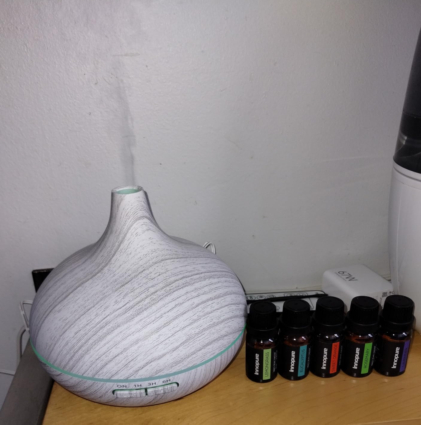 InnoGear Aromatherapy Diffuser & 10 Essential Oils Set, 400ml Diffuser Ultrasonic Diffuser Cool Mist Humidifier with 4 Timers 7 Colors Light Waterless Auto Off for Valentine's Gift, Dark Wood Grain customer photo 1