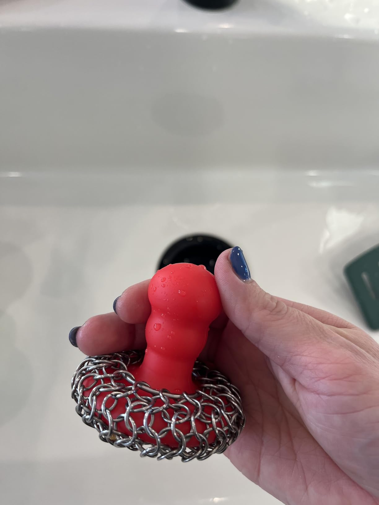 316 Upgraded Chainmail Scrubber with Silicone Handle Cast Iron Cleaner for Cast Iron Grill Pan Skillet Wok Bakeware Ergonomic to Hold Easy to Use Dishwasher Safe, Scrubber + Scraper + Towel (Black) customer photo 2