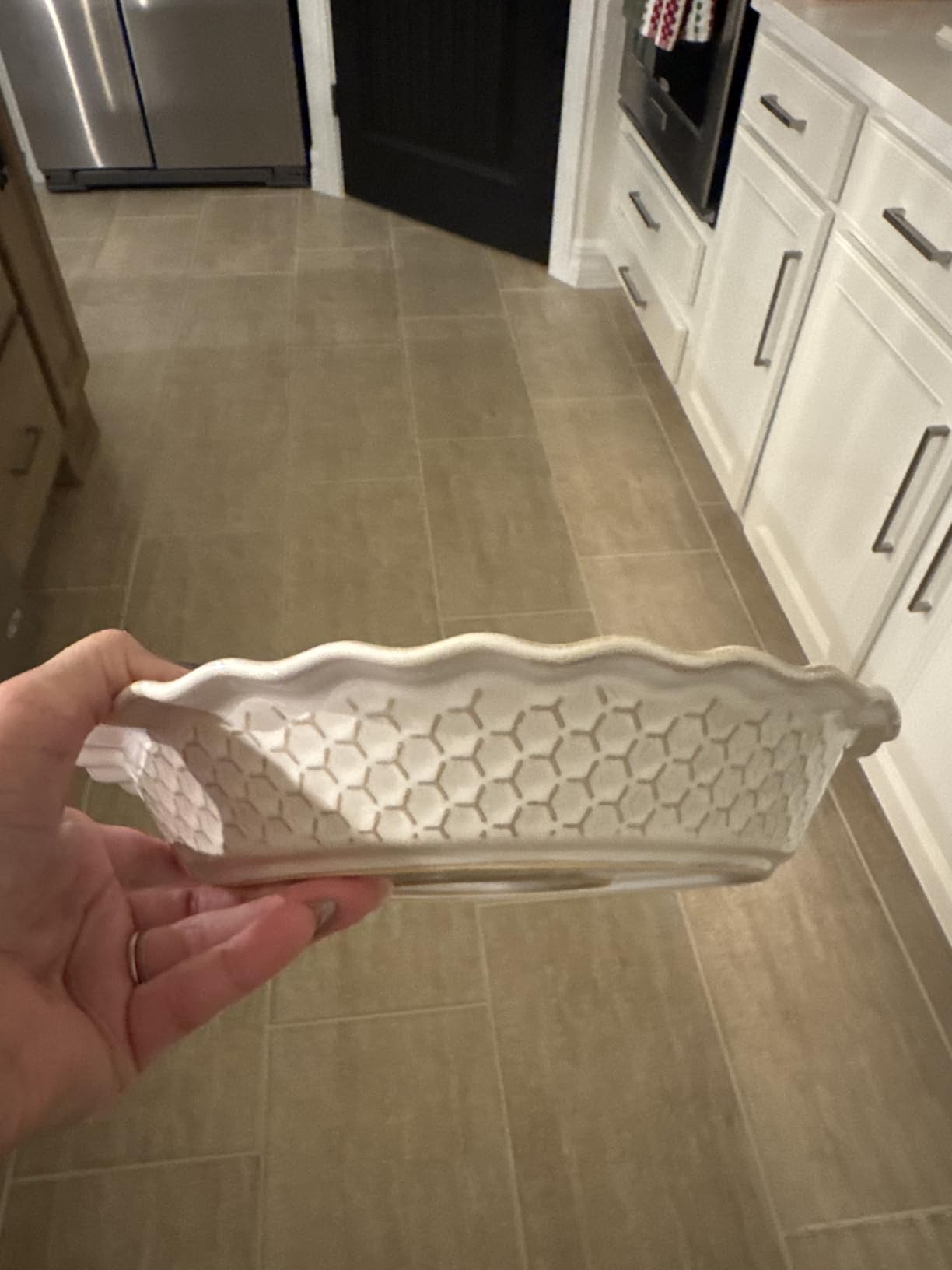 LE TAUCI Pie Pans for Baking 9 Inch, Ceramic Pie Plate for Apple Pie, Round Baking Dish Oven Safe, Embossment Housewarming Wedding Present - 36 OZ, Set of 1, Honey Comb, Arctic White customer photo 2