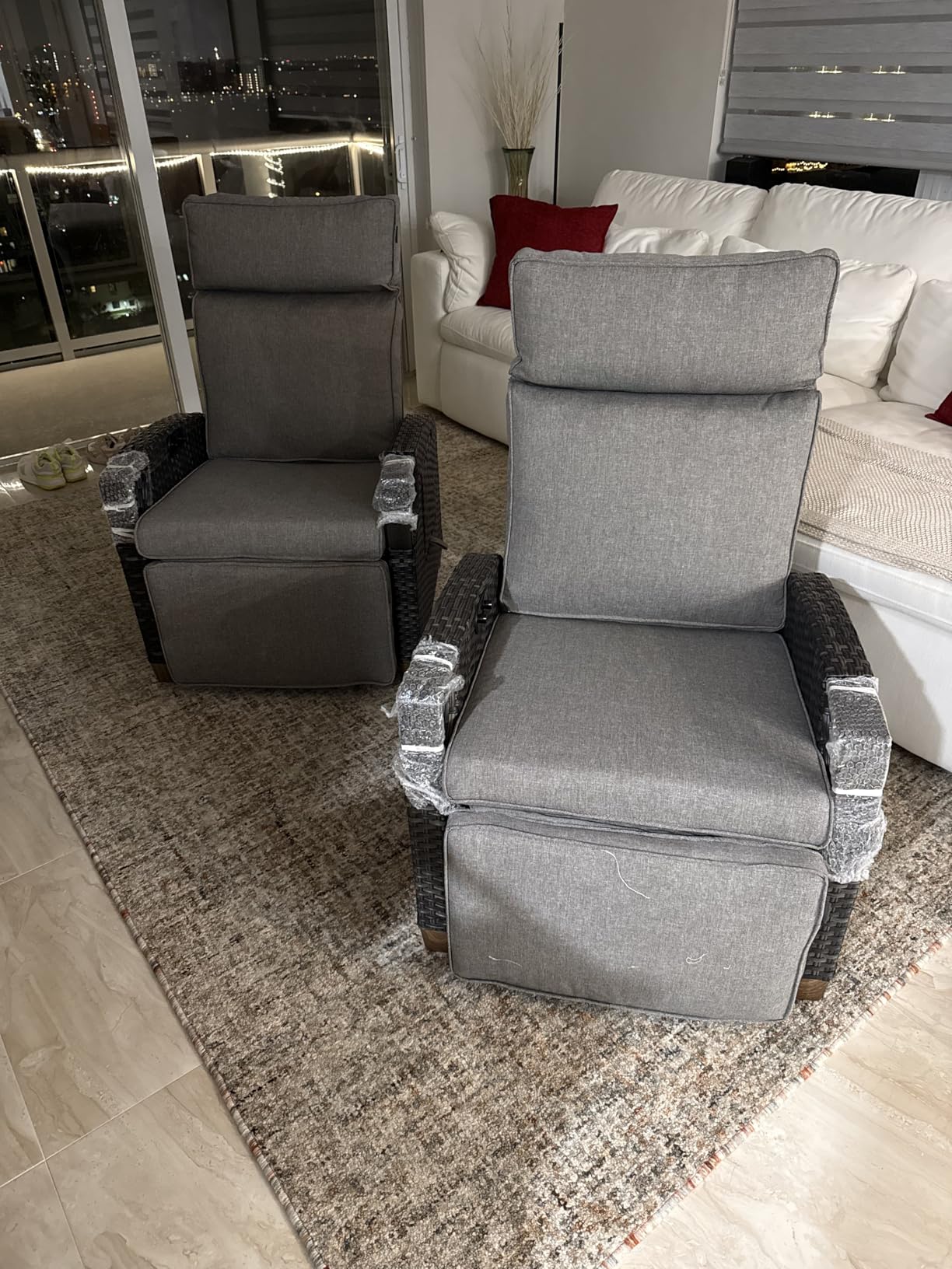 Grand patio Outdoor Recliner with Independent Adjustable Back and Footrest, Air Pump 150° Lay Flat Reclining Chair Removable Olefin Cushion Flip-Up Table Wicker Grey 1PC customer photo 1