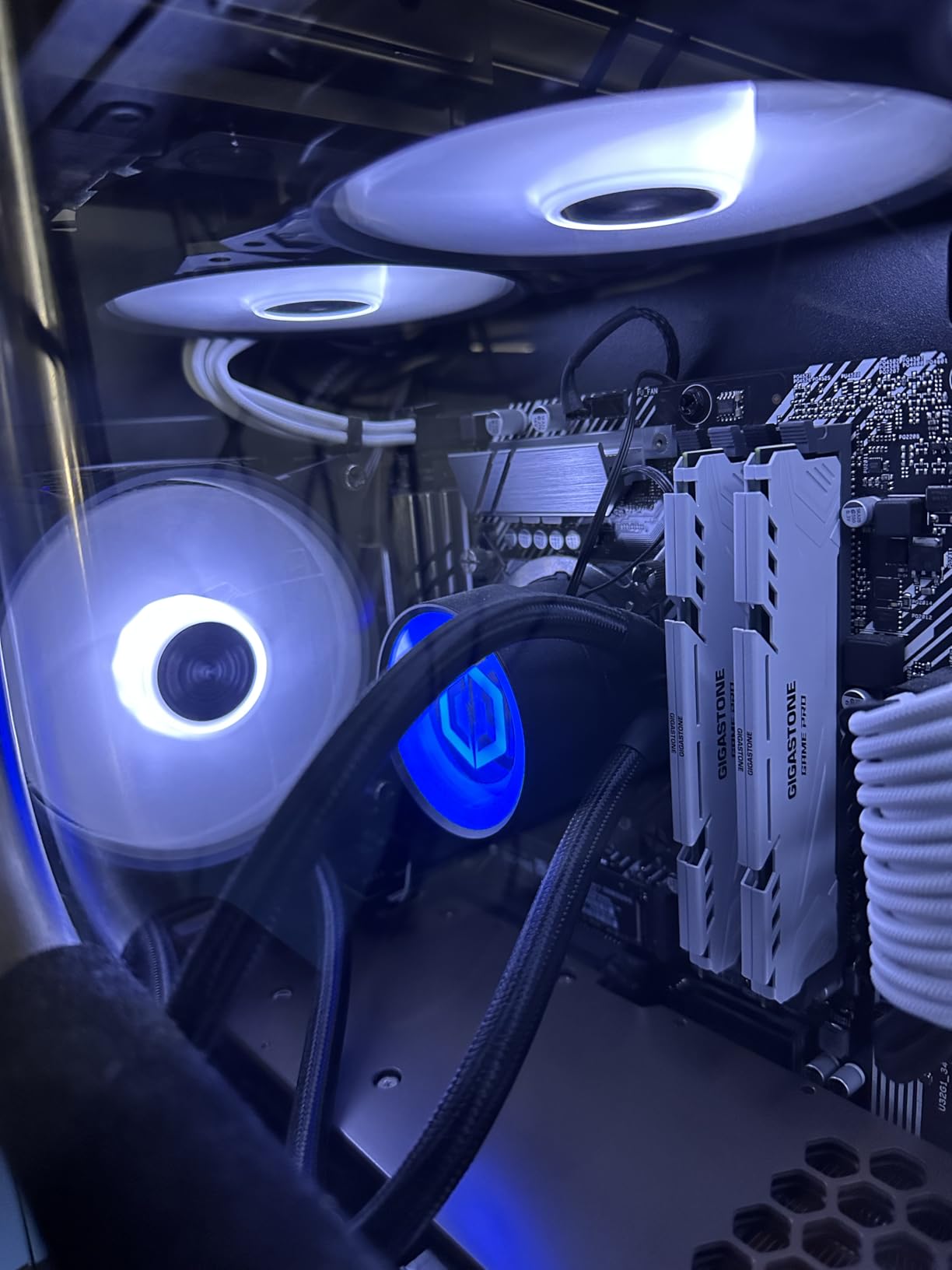 GIGASTONE Game PRO 32GB Kit (2x16GB) DDR4 3200MHz PC4-25600 CL16 Intel XMP 2.0 AMD Ryzen 1.35V UDIMM Gaming Desktop Memory - White customer photo 1