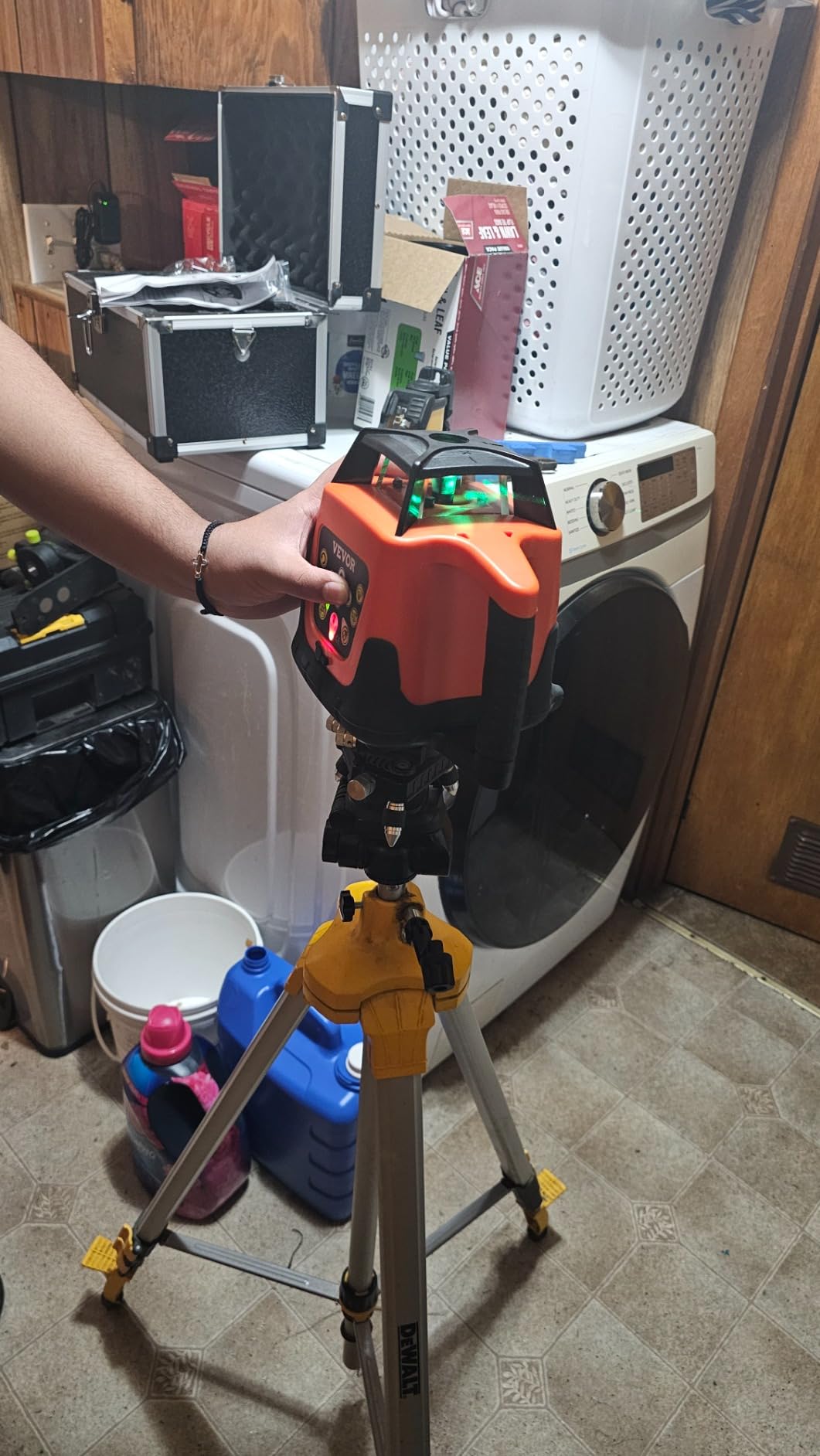 VEVOR Rotary Laser Level 2000ft, 360 Degree Self Leveling Green Cross Line Laser, 5 Rotation Speeds & 4 Scanning Angles Adjustment, IP66 Waterproof Remote Control Manual Self-leveling Mode, Battery Included customer photo 1