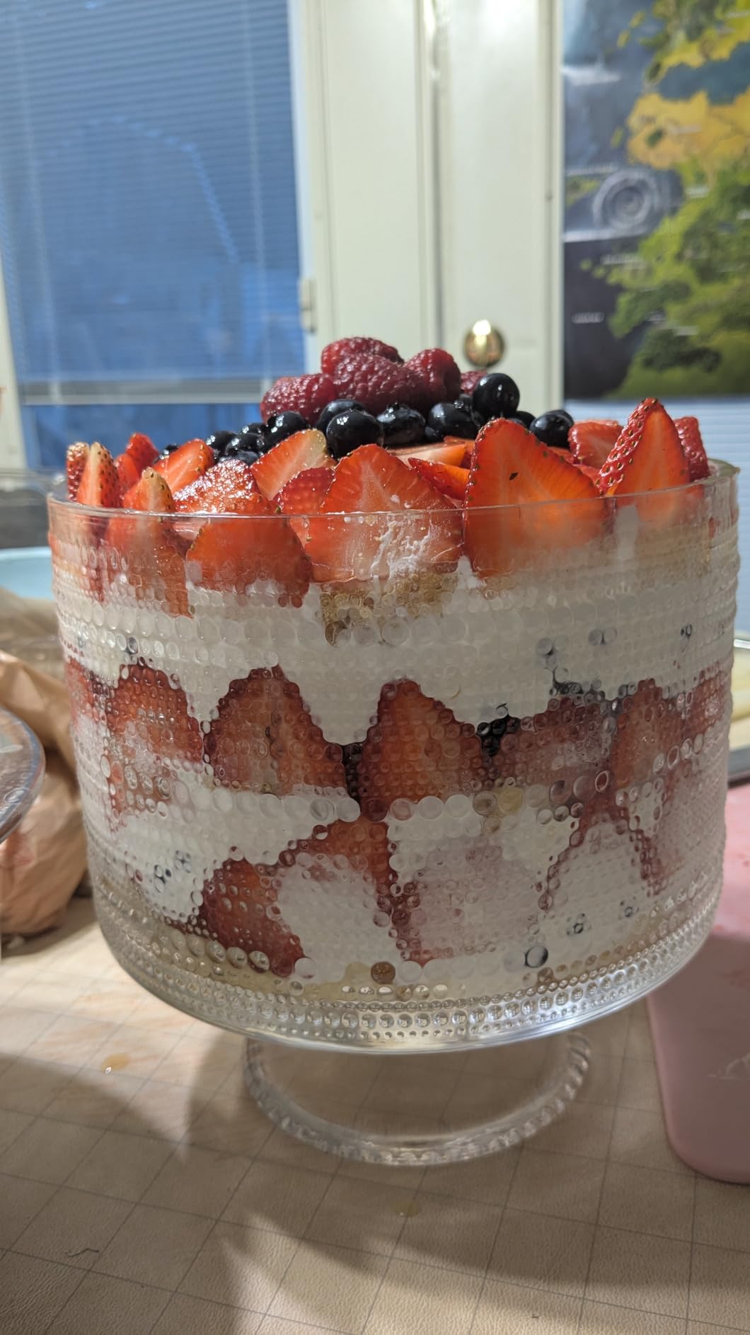 MDLUU Glass Trifle Bowl with Pedestal, 3.43qt Footed Dessert Stand, Vintage Centerpiece Bowl for Layered Cakes, Fruits, Salad (Raindrop Pattern) customer photo 1