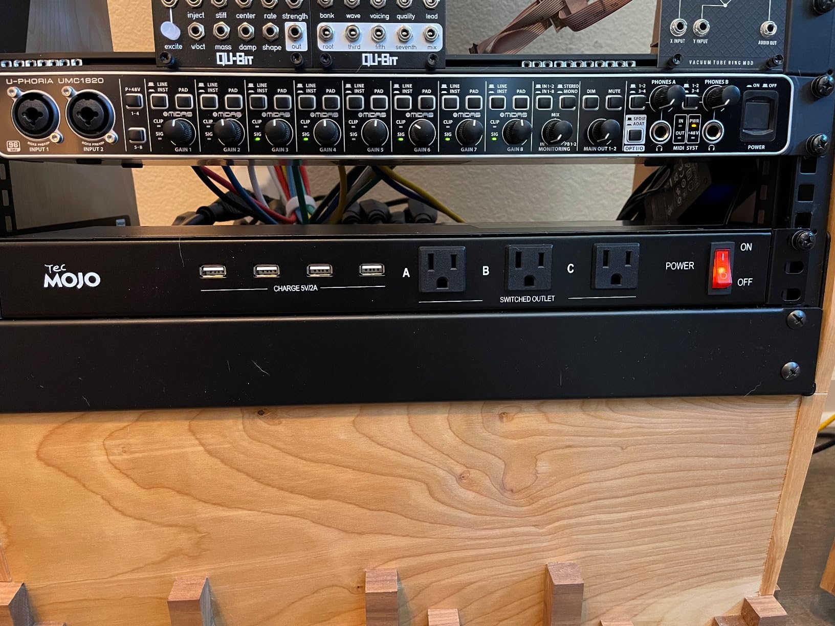 Tecmojo 1U Rack Mount 19 Outlet PDU Power Distribution Unit Power Strip Circuit Breaker fits 19-inch AV/Network/Server Cabinet/Closet/Enclosure customer photo 2