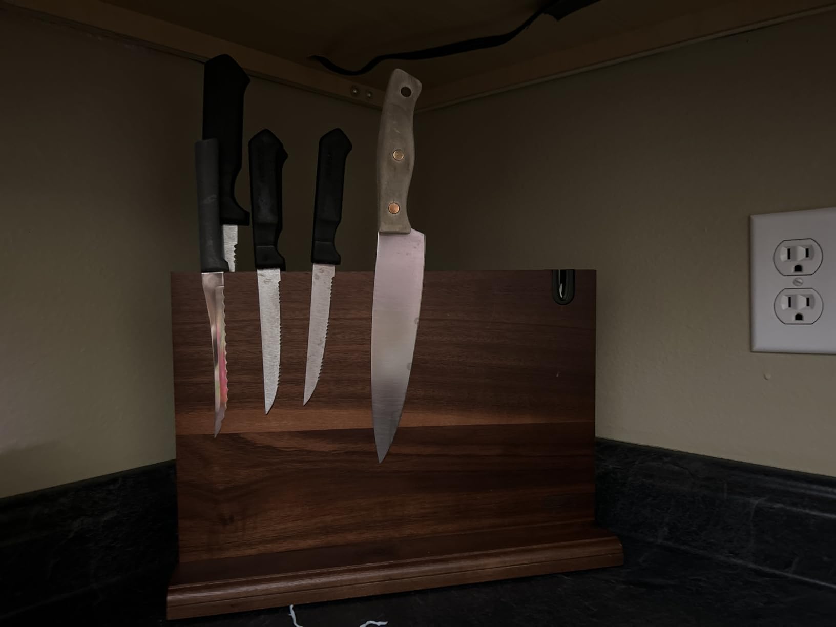 HOSHANHO Magnetic Knife Block, Thickened Acacia Wood Kitchen Knife Holder Stand with Strong Magnets, Multifunctional Double Side Knife Storage Organizer for Kitchen Counter customer photo 1