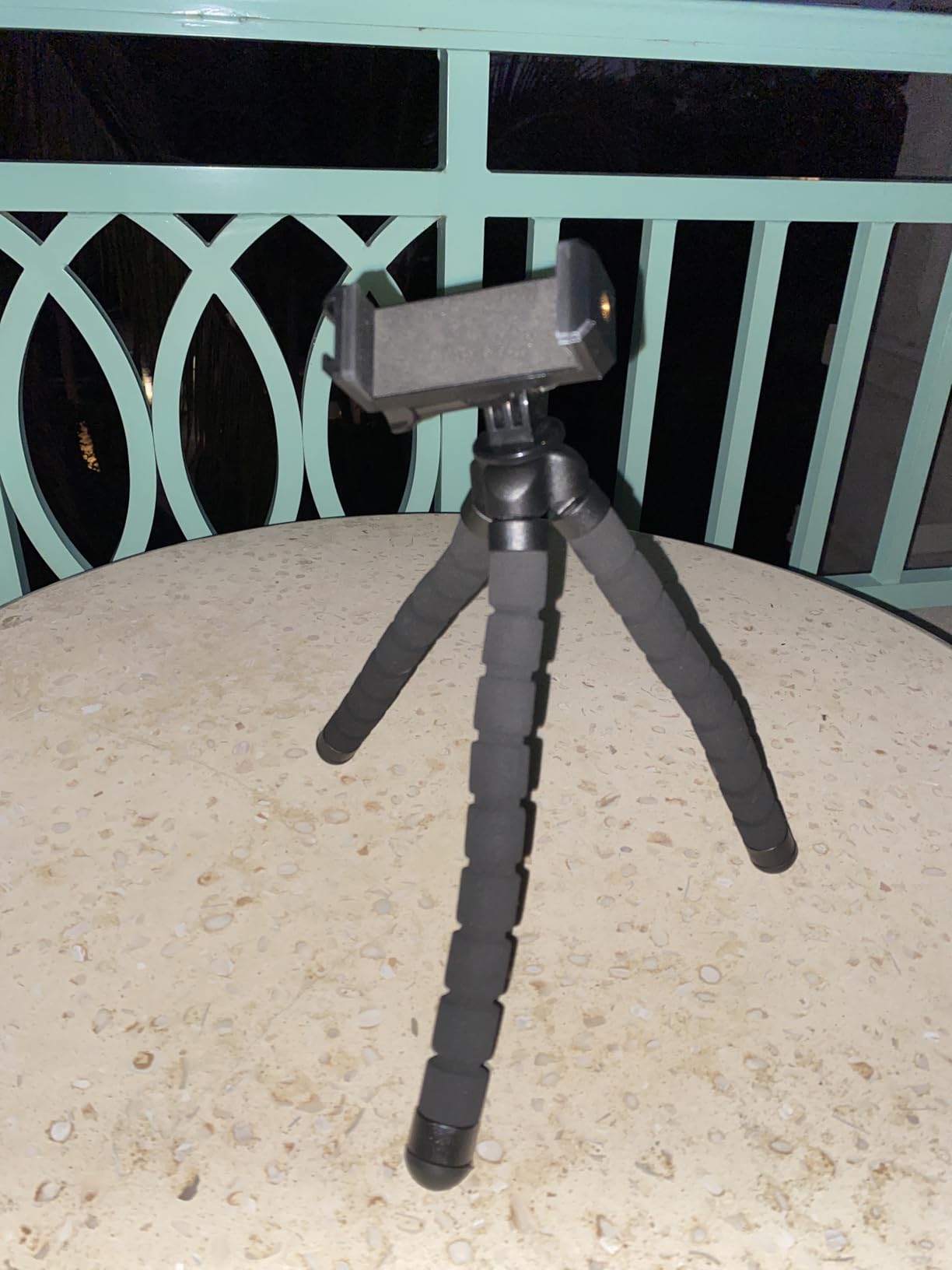 Amazon Basics Portable and Flexible Tripod with Wireless Remote and Smartphone Clamp, 10-inch, Black customer photo 2
