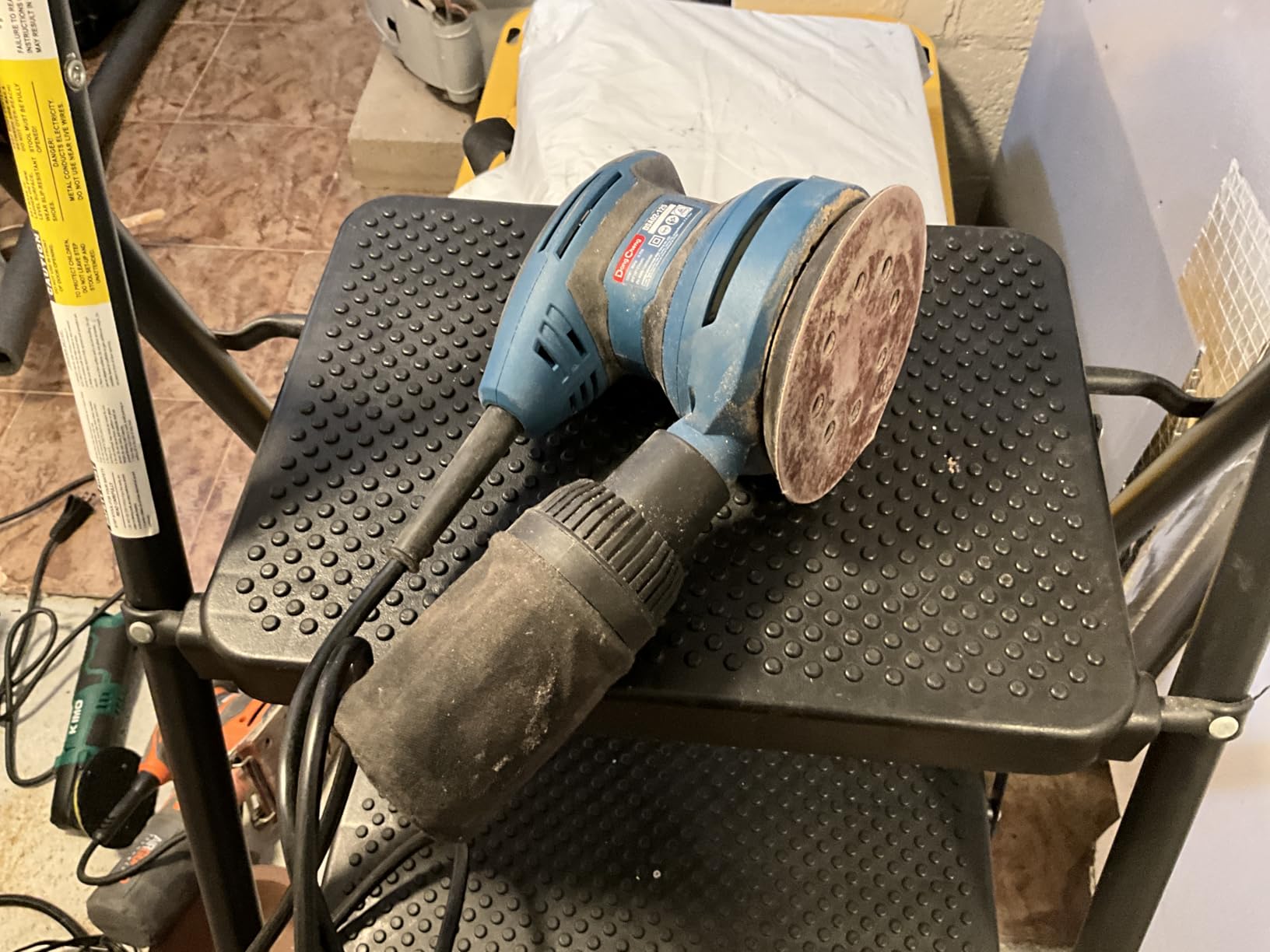 Dong Cheng 5-Inch Random Orbital Sander 3.2A 12800OPM Electric Palm Sander, 6 Variable Speeds with 20pcs Sandpaper customer photo 1