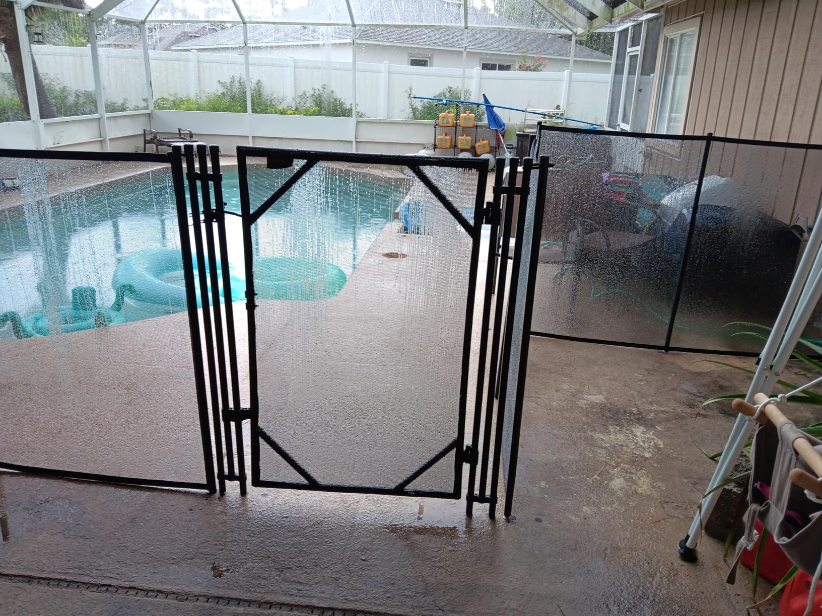 VEVOR Pool Fence, 4 x 12 FT Pool Fences for Inground Pools, Removable Pool Fencing, 340gms Teslin PVC Pool Fence Mesh, Black customer photo 2