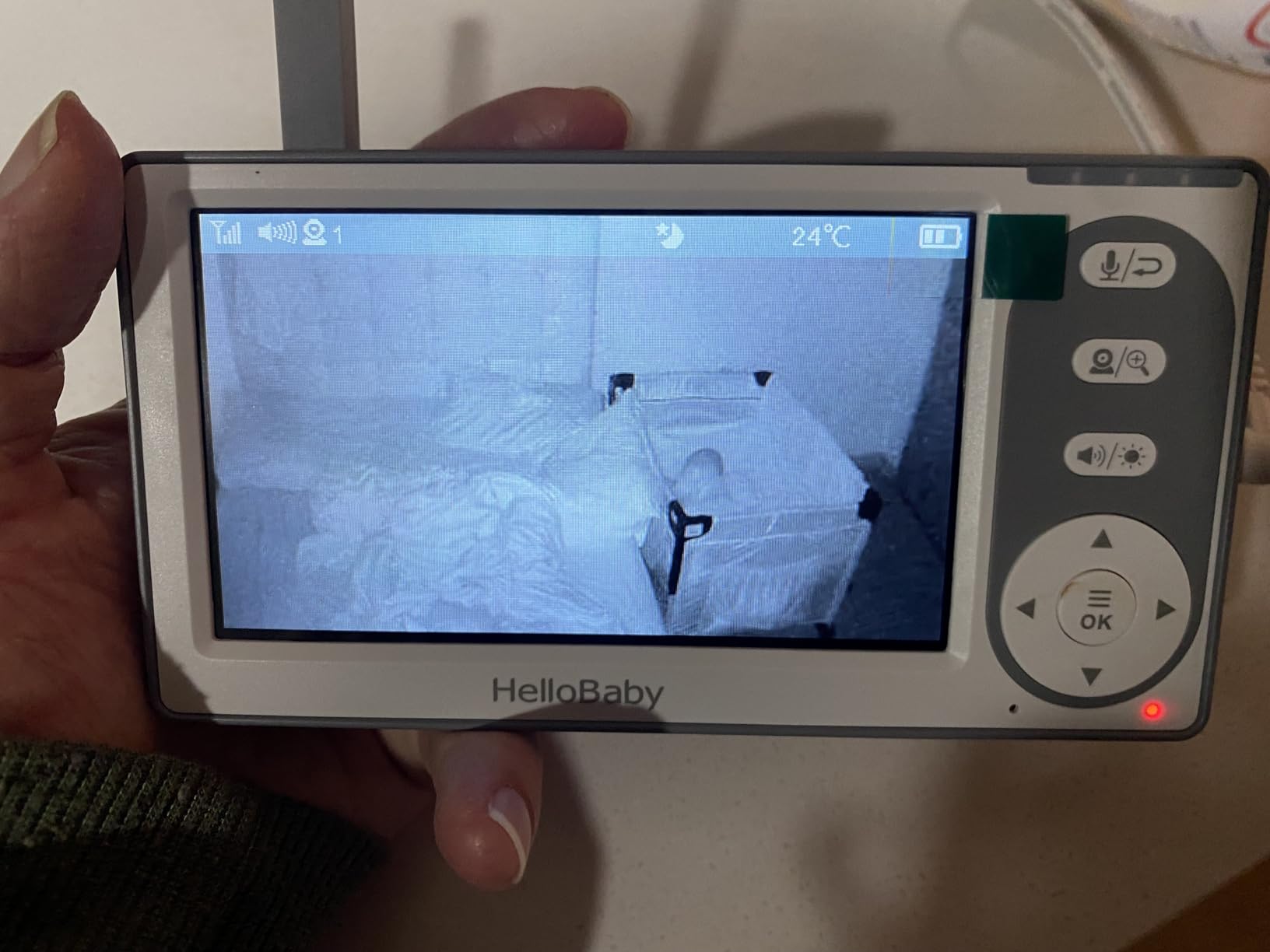 HelloBaby 4.3'' Video Baby Monitor with 30 Hours Battery, Remote Pan-Tilt-Zoom Baby Monitor No WiFi, Baby Monitor with Camera and Audio, Night Vision, ECO Mode, Two-way Talk, 8 Lullabies, 1000ft Range customer photo 2