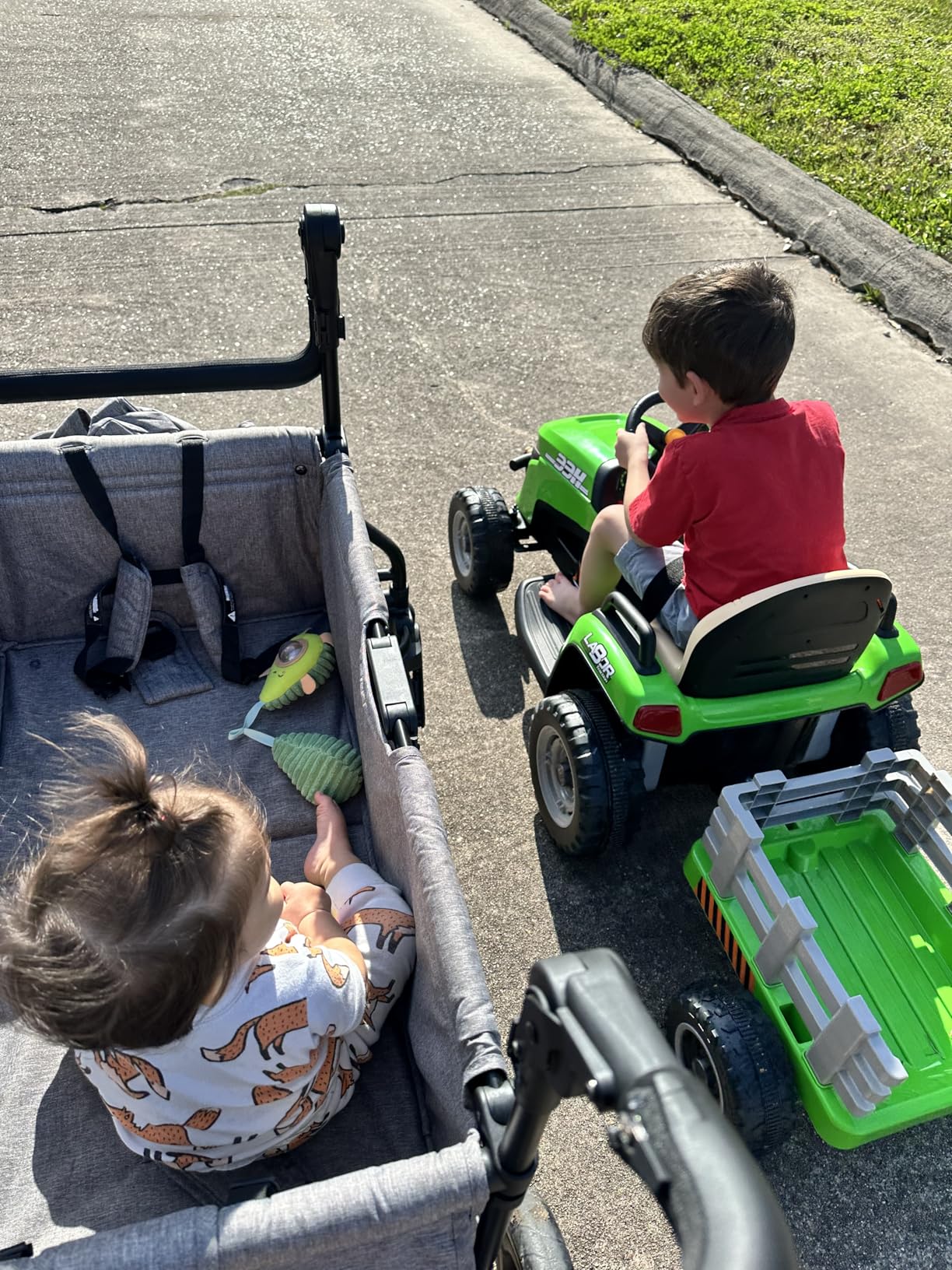 ARBELI 12V 7AH Ride on Tractor w/Tiltable Trailer & Remote Control, 2x45W Motors, Bluetooth, Music, Shifter, Electric Car for Kids Ages 2-5 (Green) customer photo 2