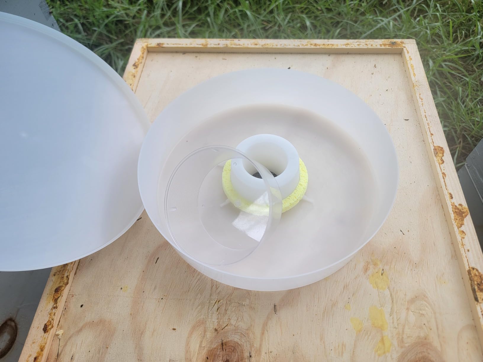 Upgraded Rapid Bee Top Feeder with Anti-Drowning Sponge Rings, Round Hive Top Feeders for 8-Frame and 10-Frame Hives (2 Pack) customer photo 1