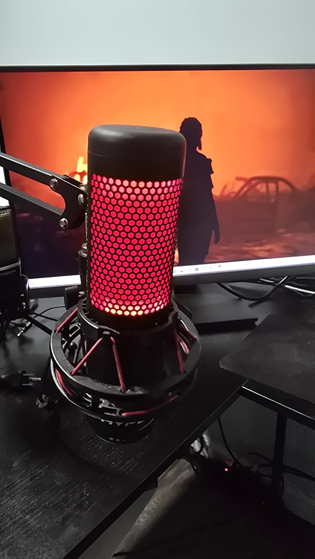 QuadCast 2 - USB Microphone for Gaming, Streaming and Podcasting, with On-Board Controls, LED Lighting, Removable Shock Mount, PC, Mac, PS5, PS4, USB-C - Black customer photo 1