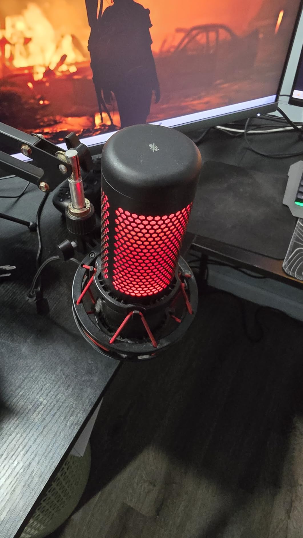 QuadCast 2 - USB Microphone for Gaming, Streaming and Podcasting, with On-Board Controls, LED Lighting, Removable Shock Mount, PC, Mac, PS5, PS4, USB-C - Black customer photo 2