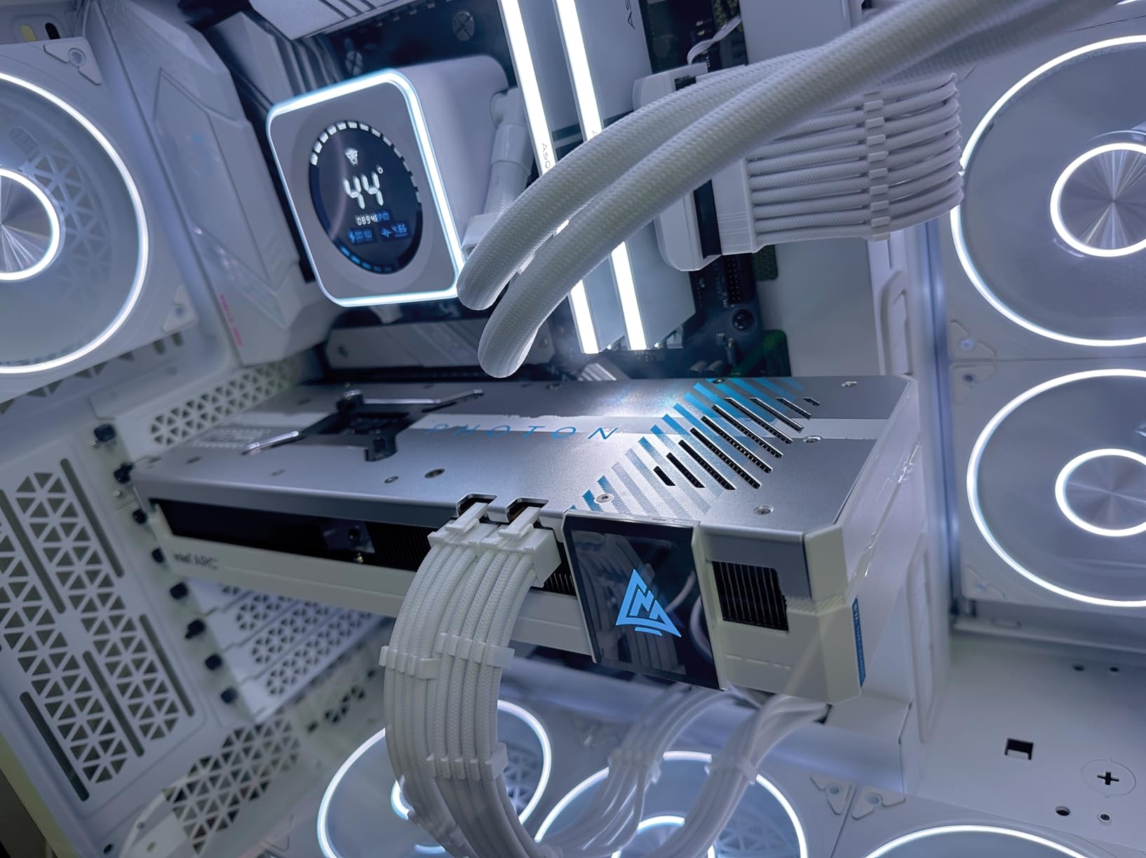 GUNNIR Intel Arc A770 Photon 16GB OC GDDR6 2400MHz Triple Fan White Graphics Card (256-bit, PCIe 4.0) customer photo 1